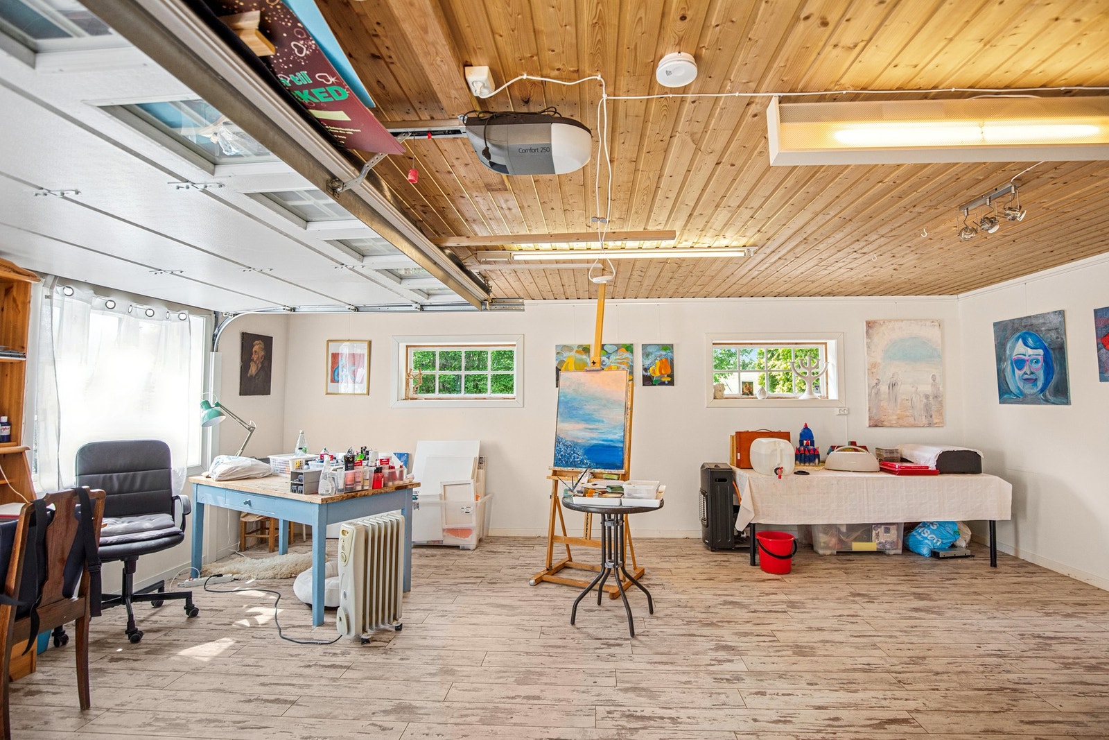 Eget galleri på tomten. Det er originalt en dobbelgarasje og kan enkelt tilbakeføres. Galleribilde