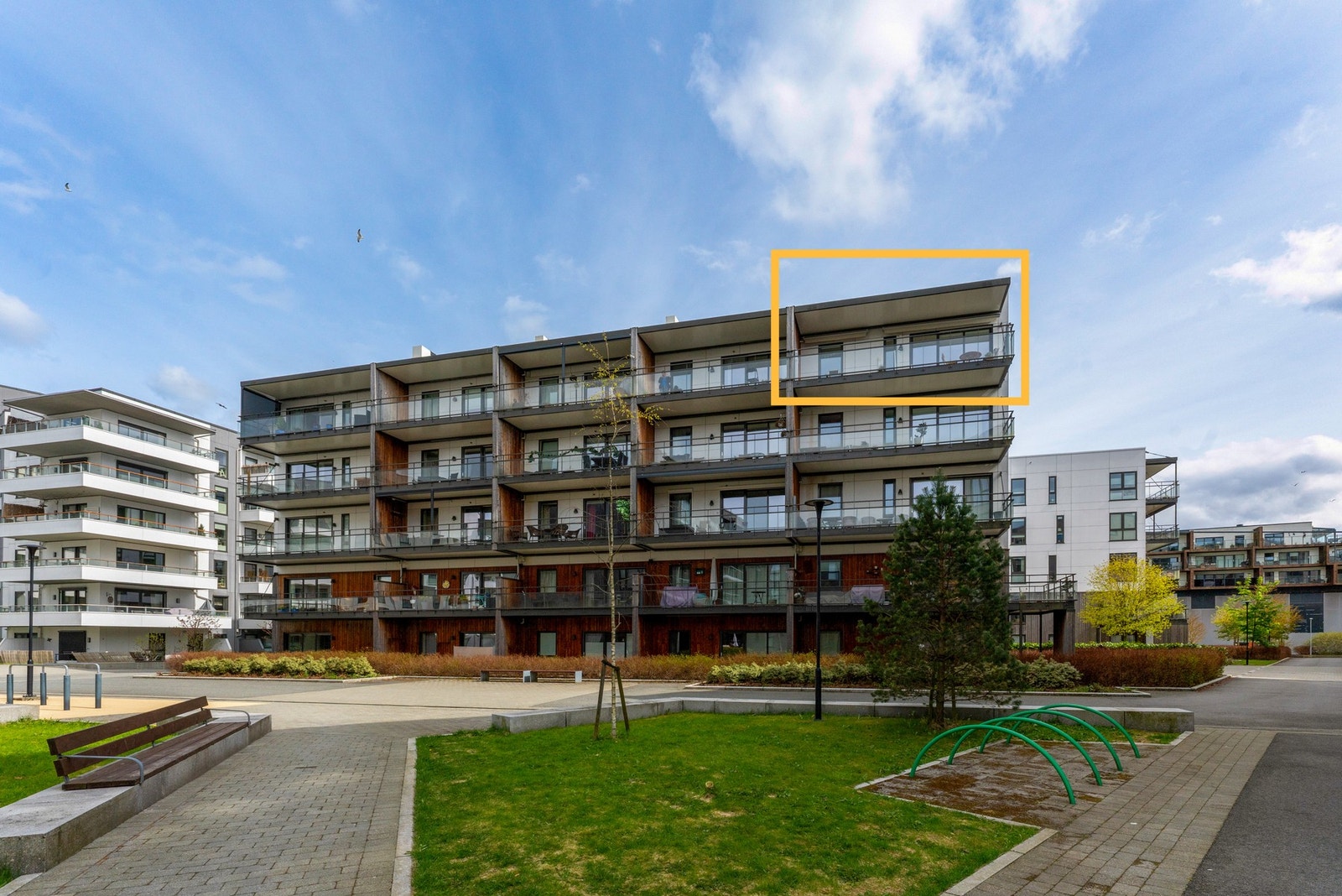 Leiligheten ligger høyt og fritt som topp- hjørneleilighet i femte etasje - Stort friområde i front sikrer god avstand til bebyggelsen i front Galleribilde