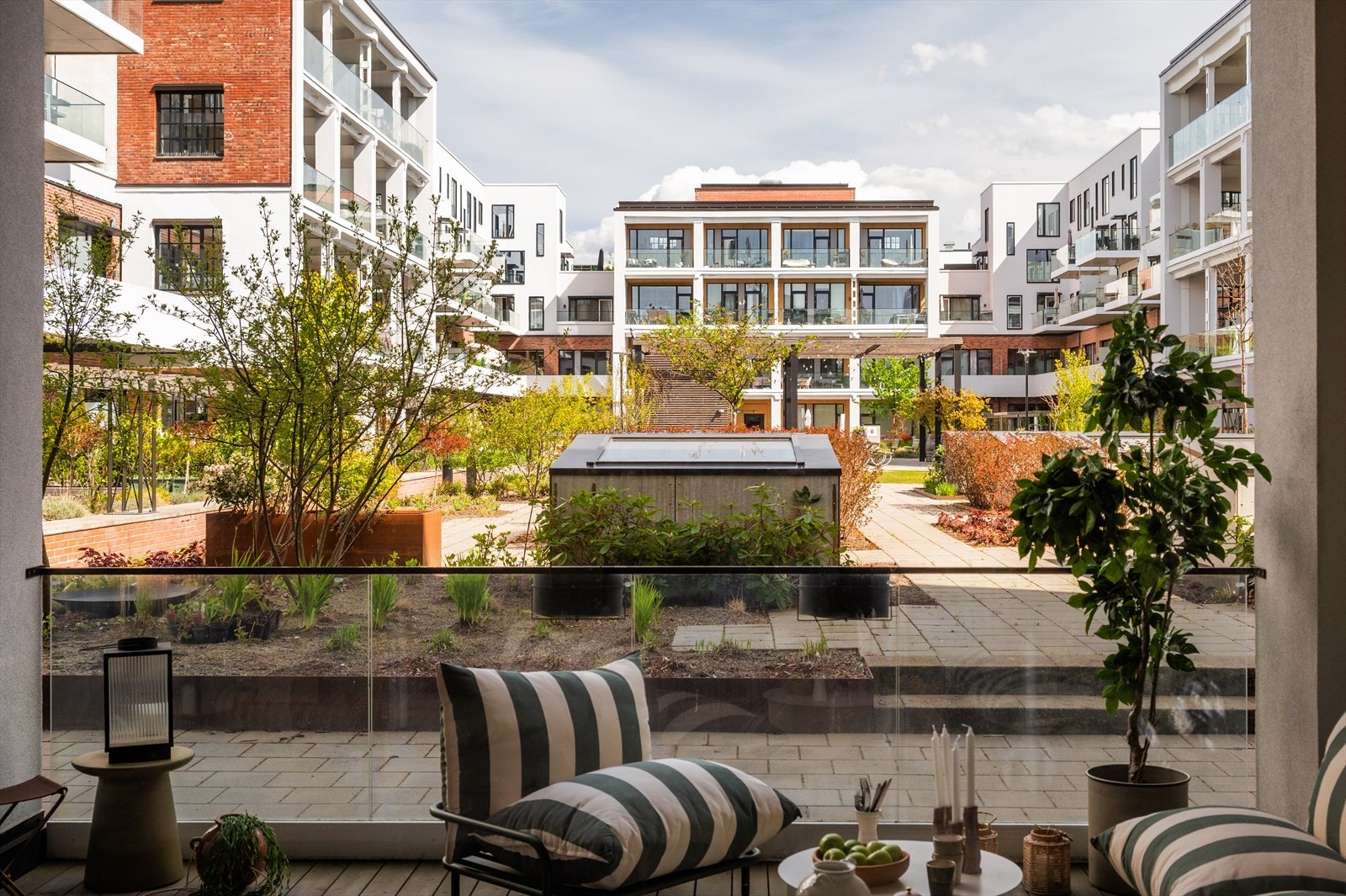 Fra stuen er det direkte utgang til en herlig markterrasse vendt mot rolige og hyggelige fellesområder. Galleribilde