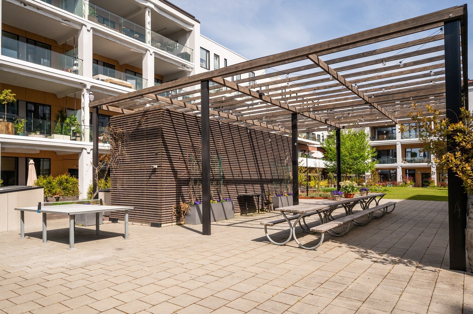 Her finner man gangstier, gressplen, pergola og flere sittegrupper. Galleribilde