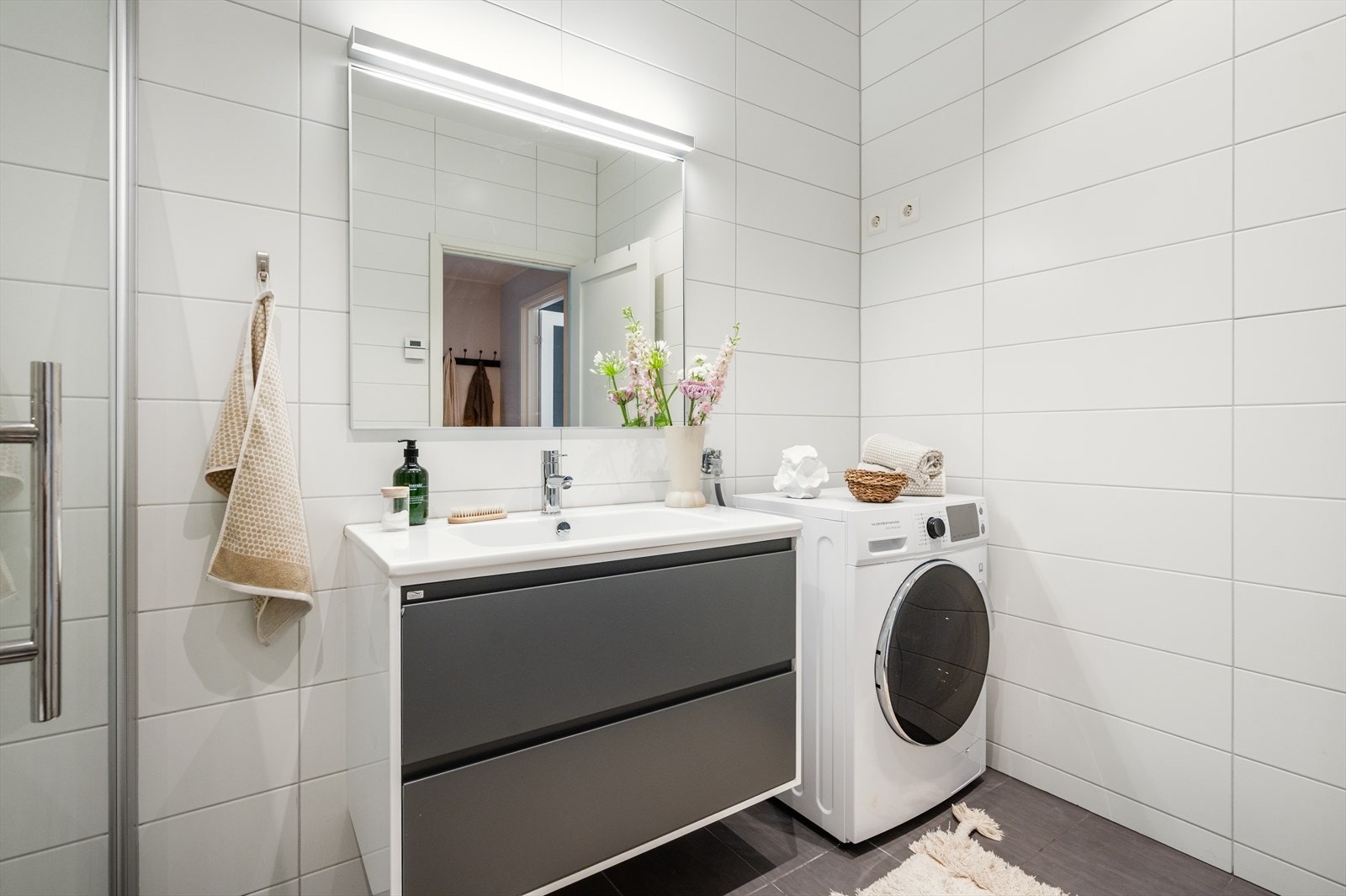 Det er opplegg for vaskemaskin. Videre har badet flislagte vegger, flislagt gulv med vannbåren gulvvarme og malt himling. Galleribilde