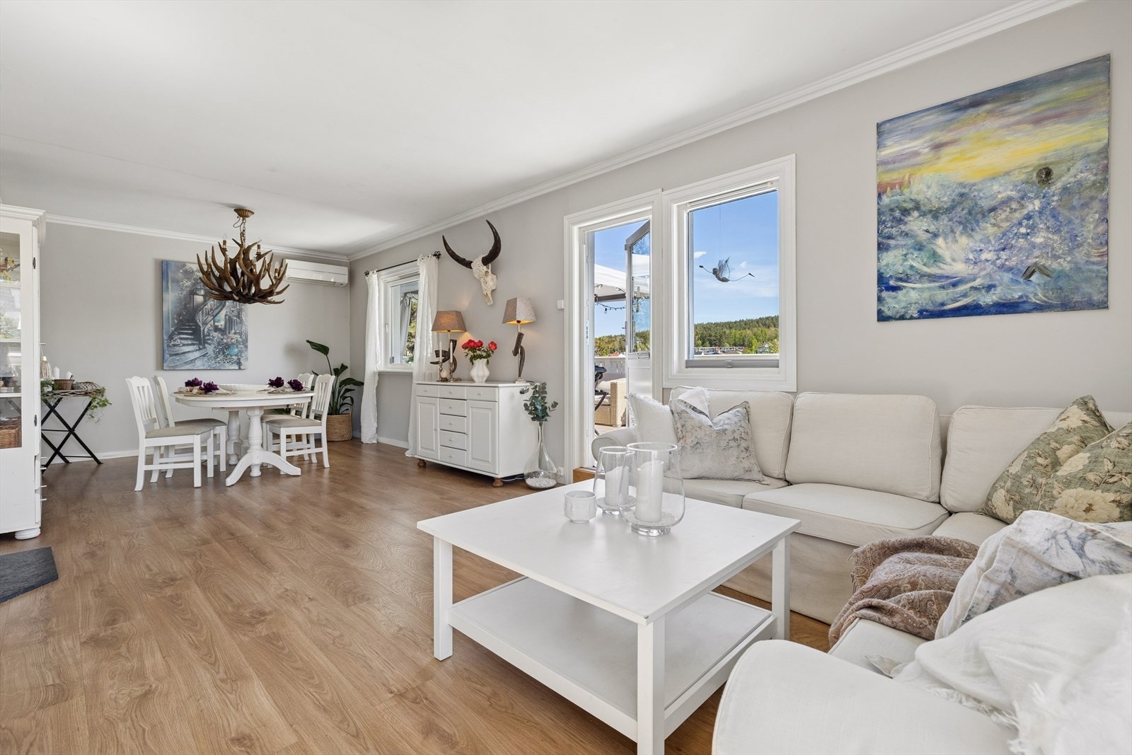 Stuen er romslig og har plass til både sofagruppe og spisebord. Galleribilde