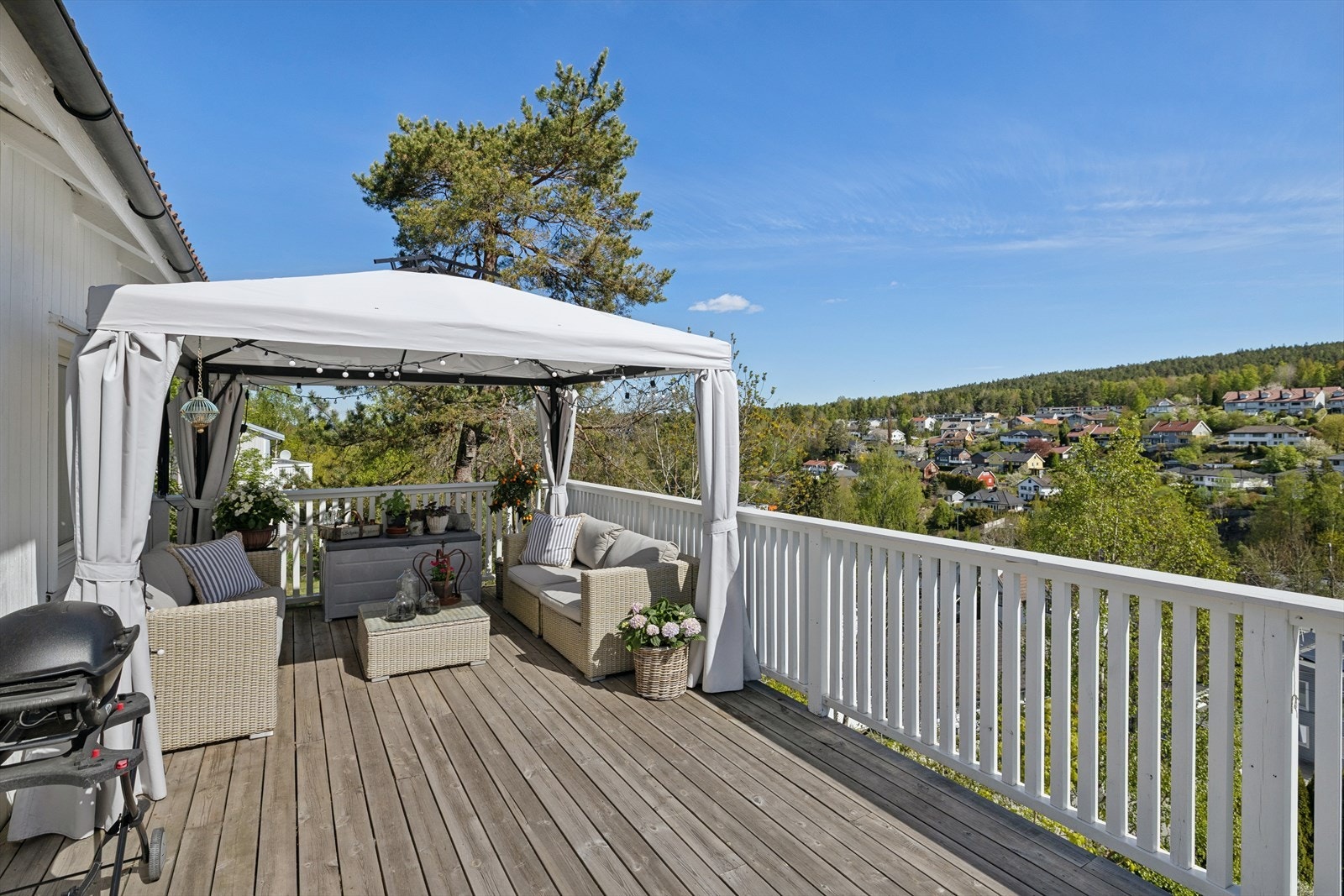Den romslige terrassen på ca. 32 m² er en flott forlengelse av stuen og gir rikelig med plass for utemøbler. Galleribilde