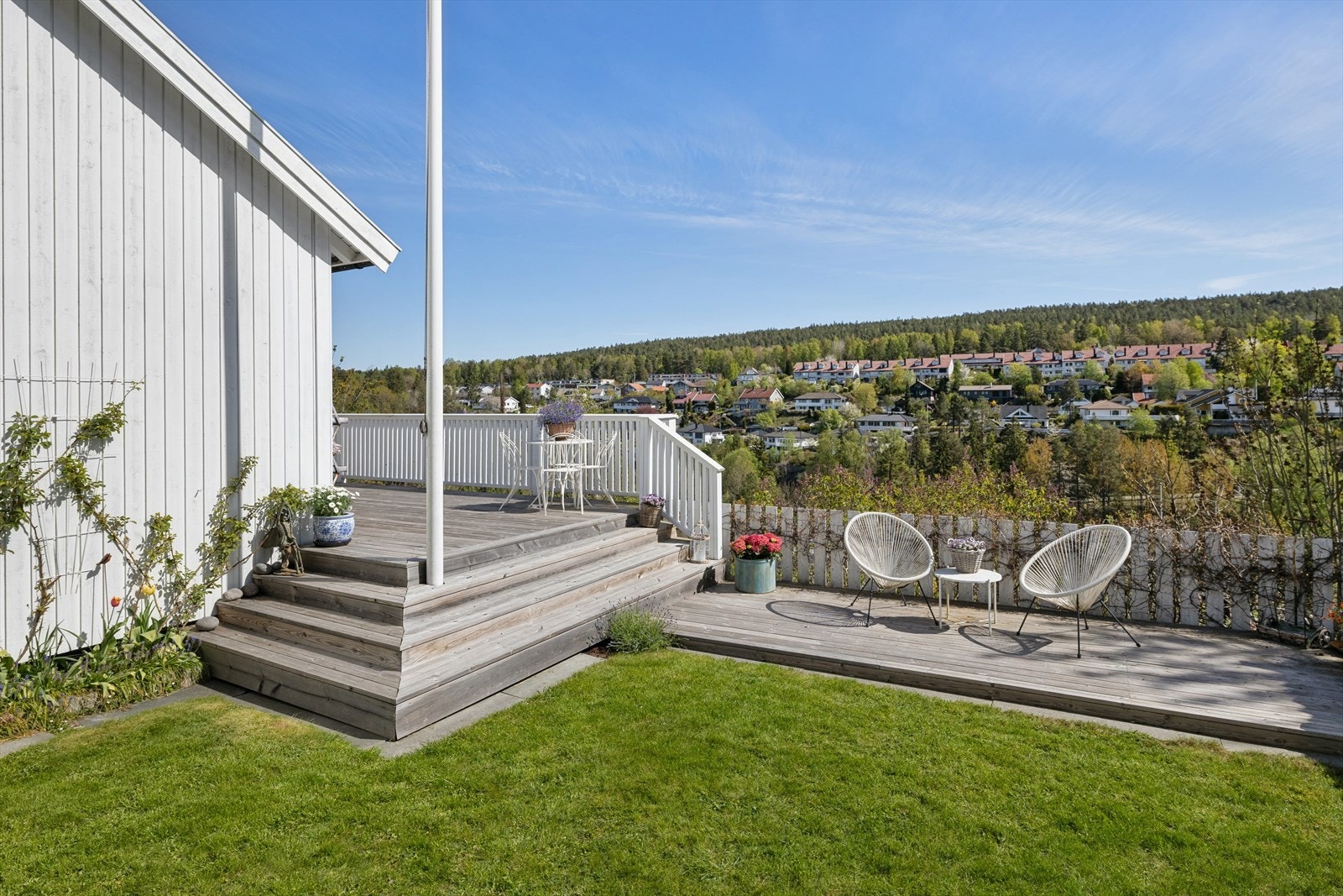 Tomten er opparbeidet med plen og beplantning. Galleribilde