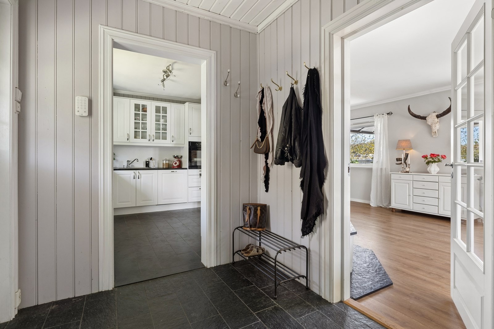 Entréen fører deg videre rundt i boligen. Galleribilde