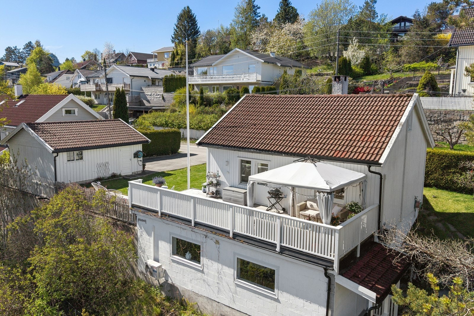 Her bor du med nærhet til både marka og sentrum. Det er kort vei til Sør- og Østmarka med skog, turstier og et flott turløypenett. Galleribilde