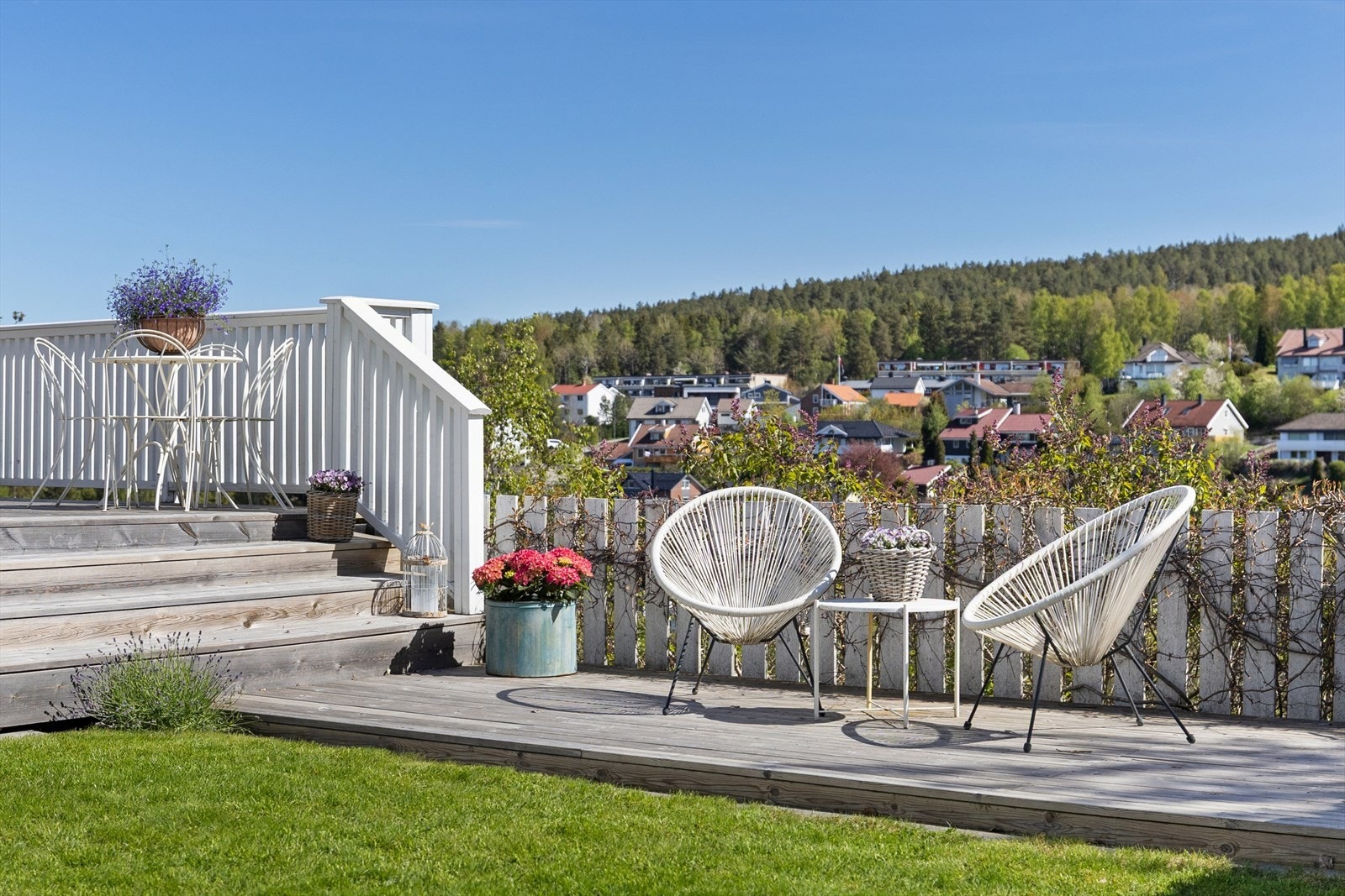 Fra hagen er det platting og trapp opp til terrassen. Galleribilde
