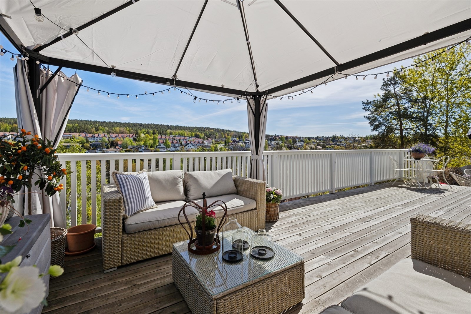 Terrassen er bygget med impregnert bjelkelag og terrassebord, og har god plass til en loungegruppe. Galleribilde