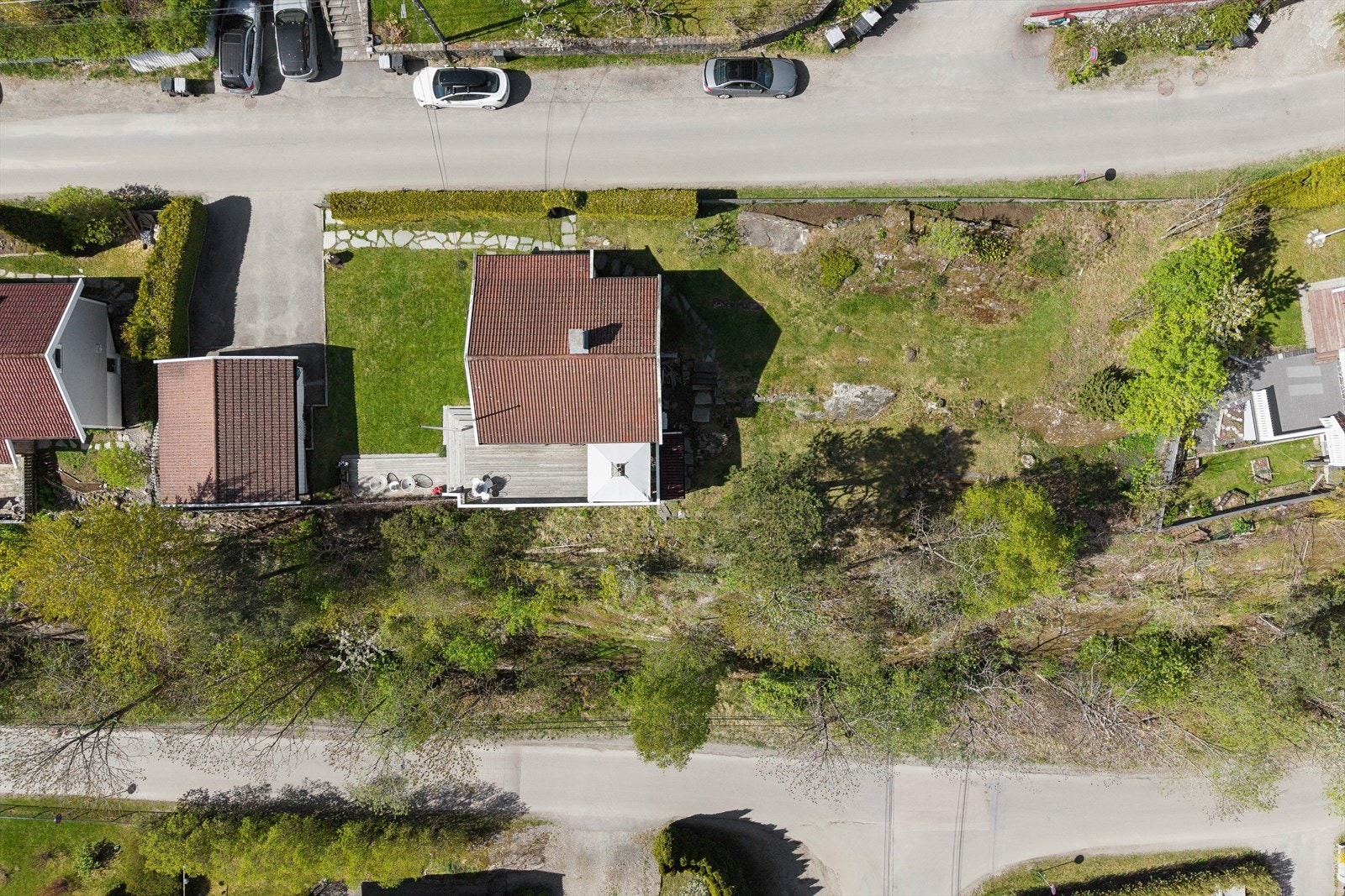 Tomtens størrelse kan gi mulighet for påbygg av en ekstra bolig, kjøper er selv ansvarlig for nødvendige undersøkelser og kostnader forbundet med det. Galleribilde