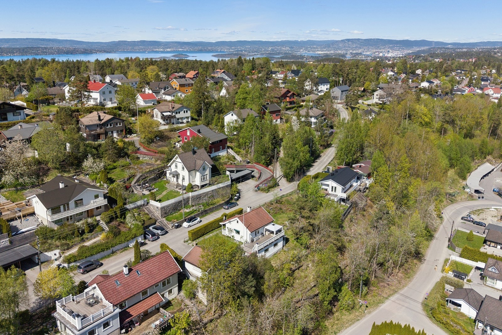 Fra Nordbråtan bussholdeplass (med Oslotakst), kun 3 minutter unna, tar bussen deg til Kolbotn stasjon på 10 minutter og Oslo S på drøye 20 min. Galleribilde