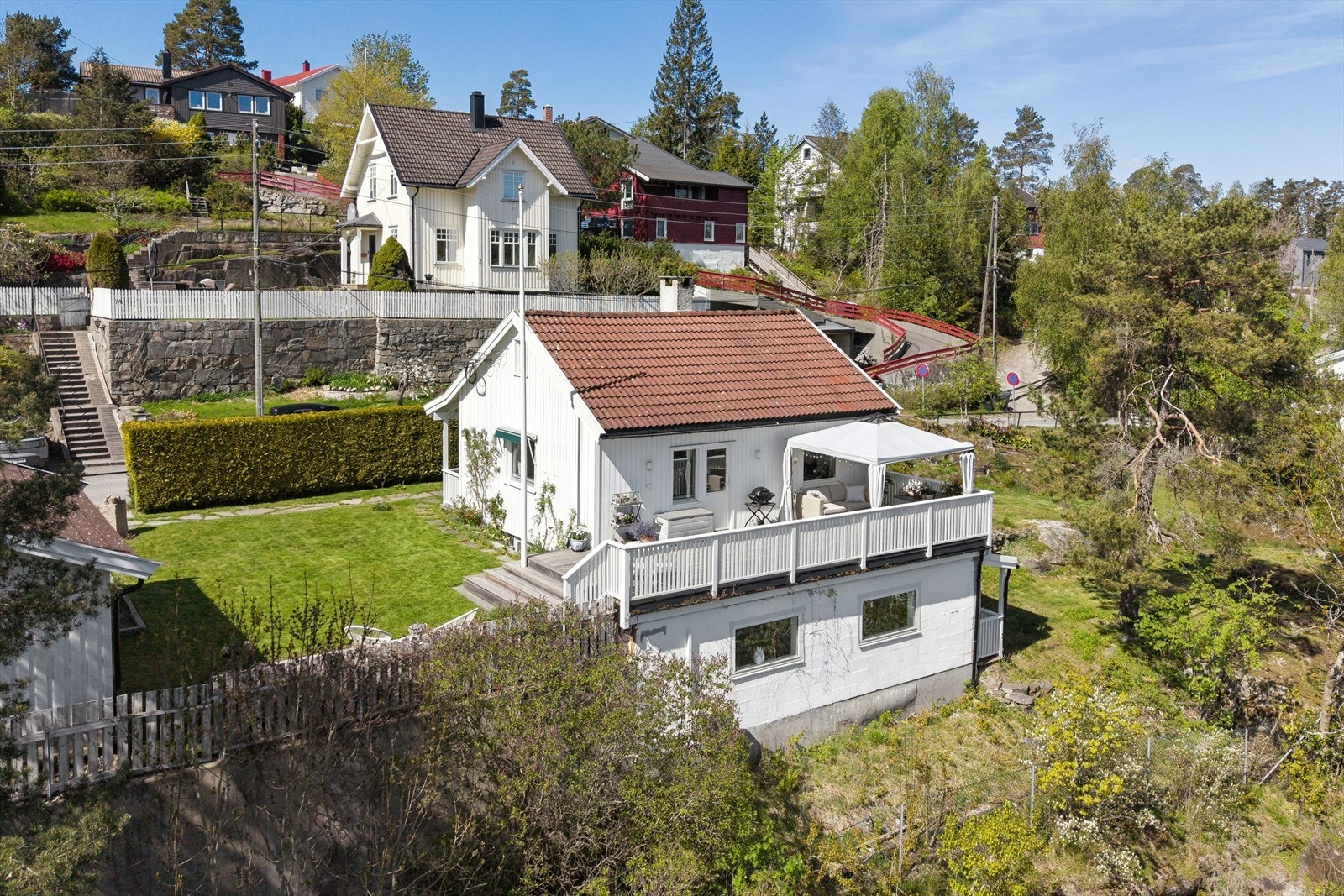 Eiendommen ligger attraktivt til i et veletablert boligområde i utkanten av Kolbotn sentrum. Galleribilde