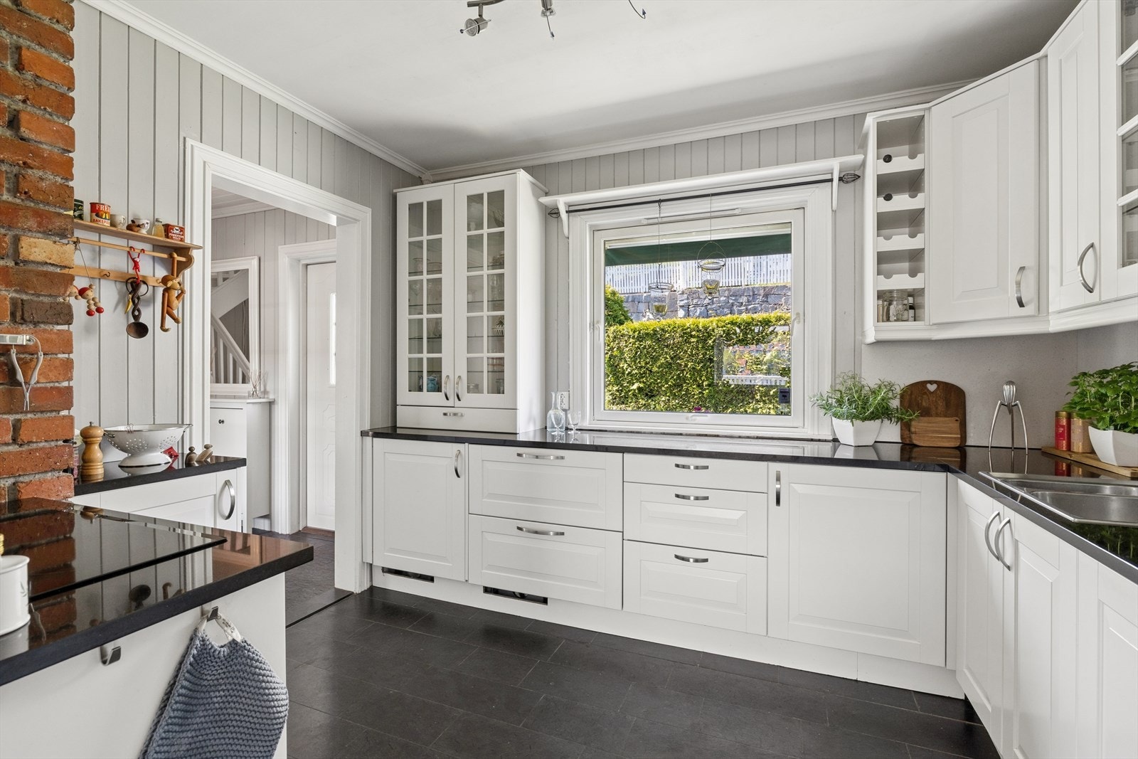 Kjøkkenet er utstyrt med stekeovn, platetopp, kjøleskuffer, fryser og oppvaskmaskin. Galleribilde