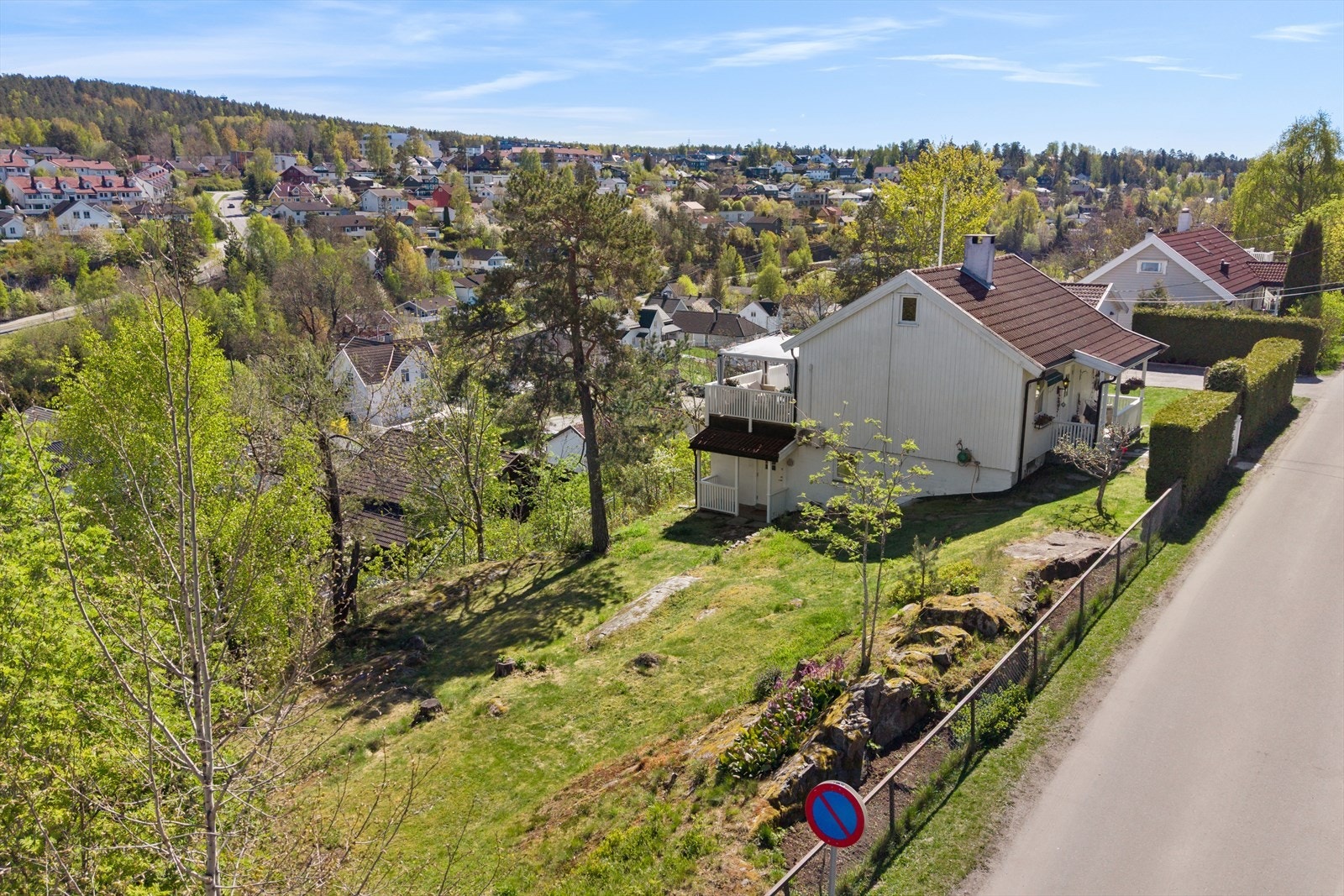 Stor eiendom med noe naturtomt, fint for lek og med potensiale. Galleribilde