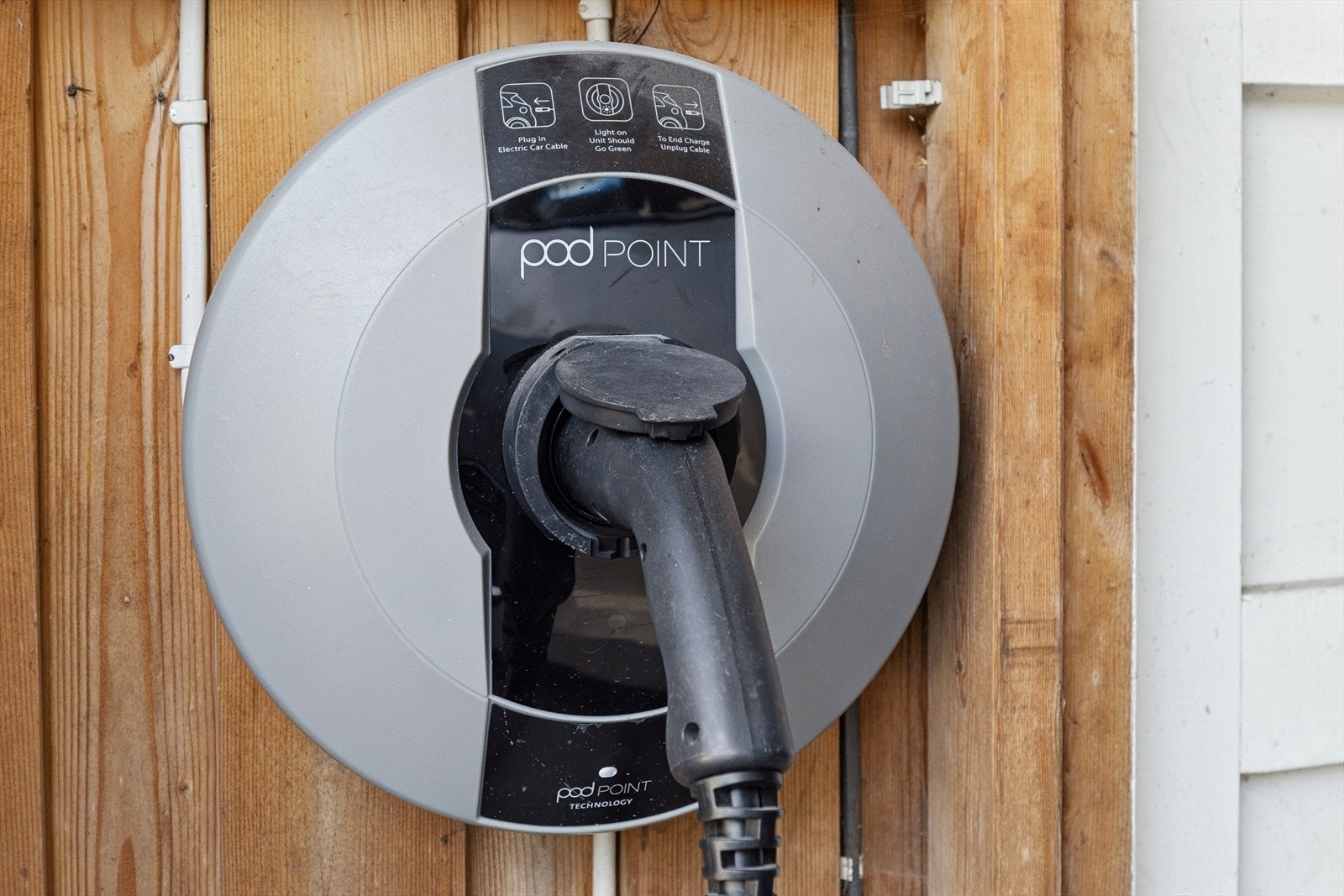 Det er installert elbil-lader ved garasjen. Galleribilde