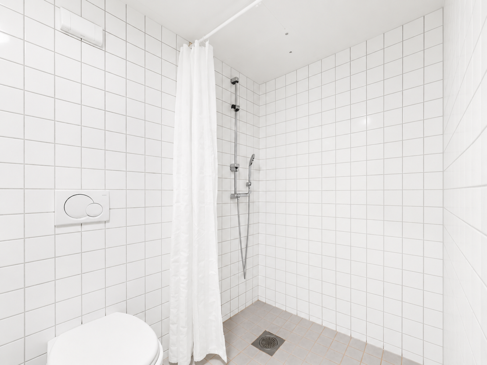 Innredningen består av veggmontert toalett, dusjnisje, servant og opplegg for vaskemaskin. (Bildet er digitalt redigert.) Galleribilde
