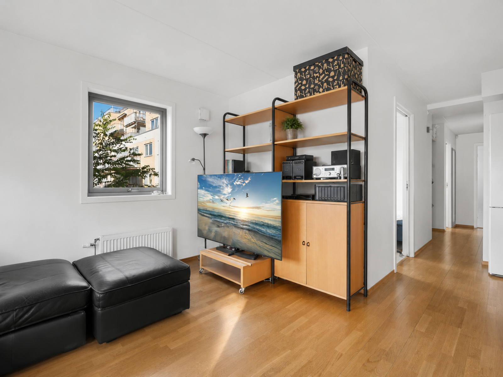 Stuen har en behagelig takhøyde på 241 cm og ligger lett tilgjengelig fra gangen. (Bildet er digitalt redigert.) Galleribilde