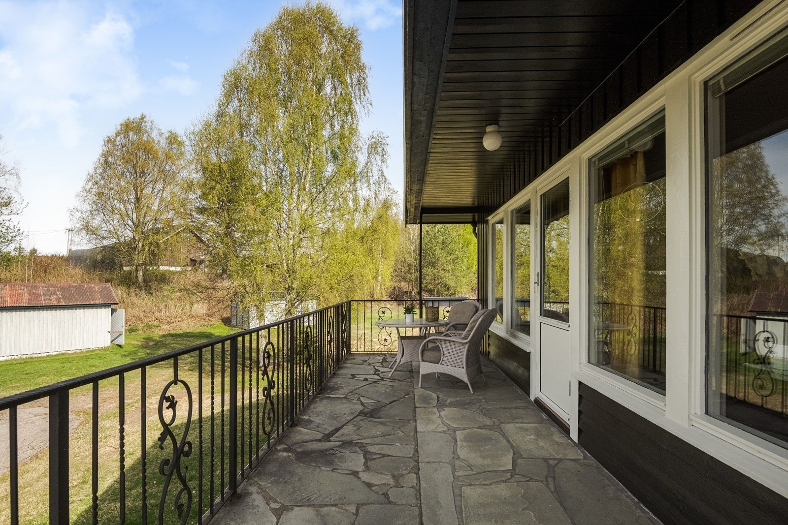 Det er fra denne stuen utgang til vestvendt terrasse. Galleribilde