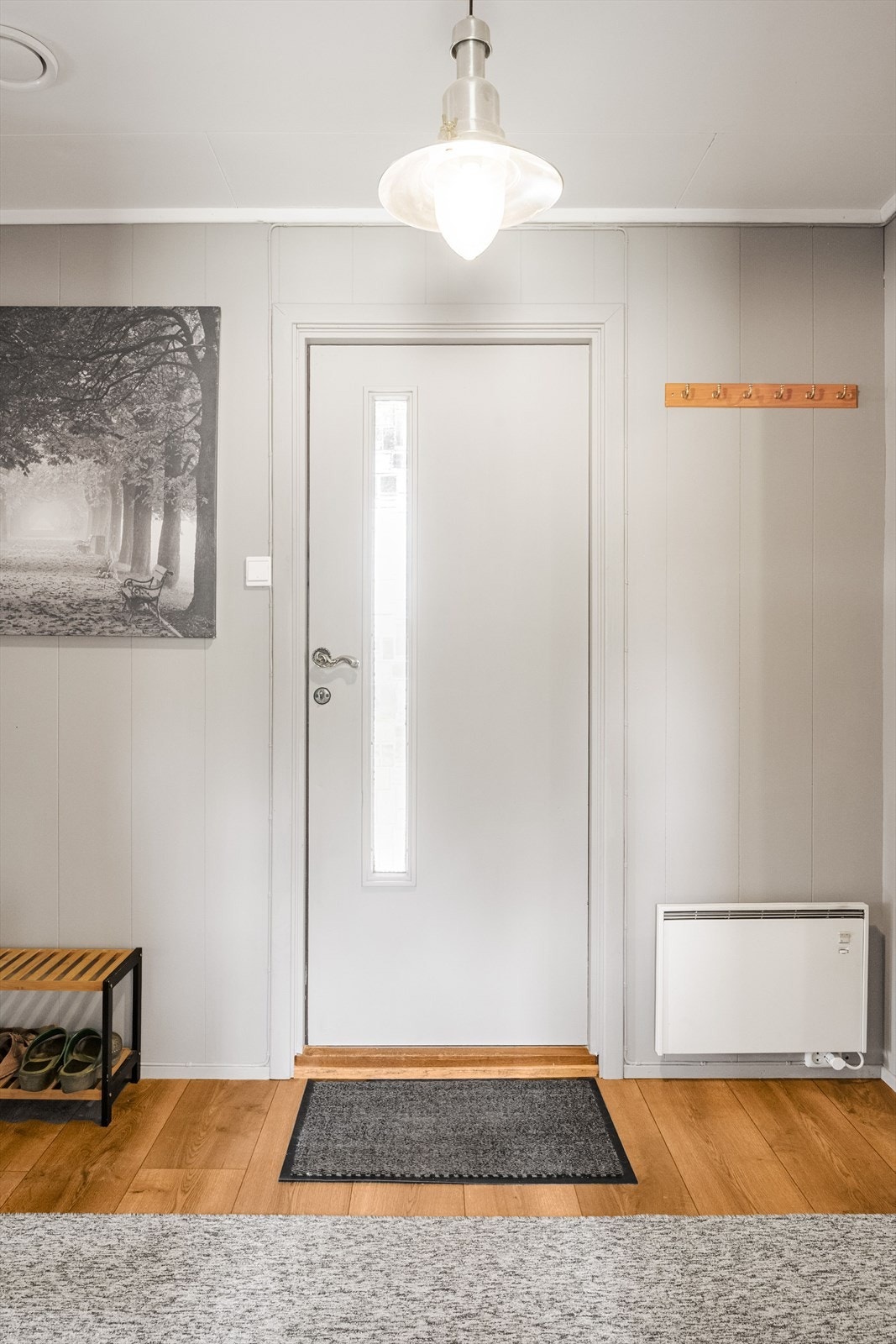 De innvendige overflatene består hovedsakelig av gulv med laminat og belegg, vegger med malte plater og behandlet trepanel. Galleribilde
