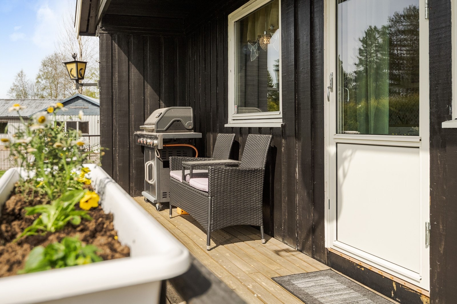 Terrassen vender mot sør, så her kan du nyte solen store deler av dagen. Galleribilde