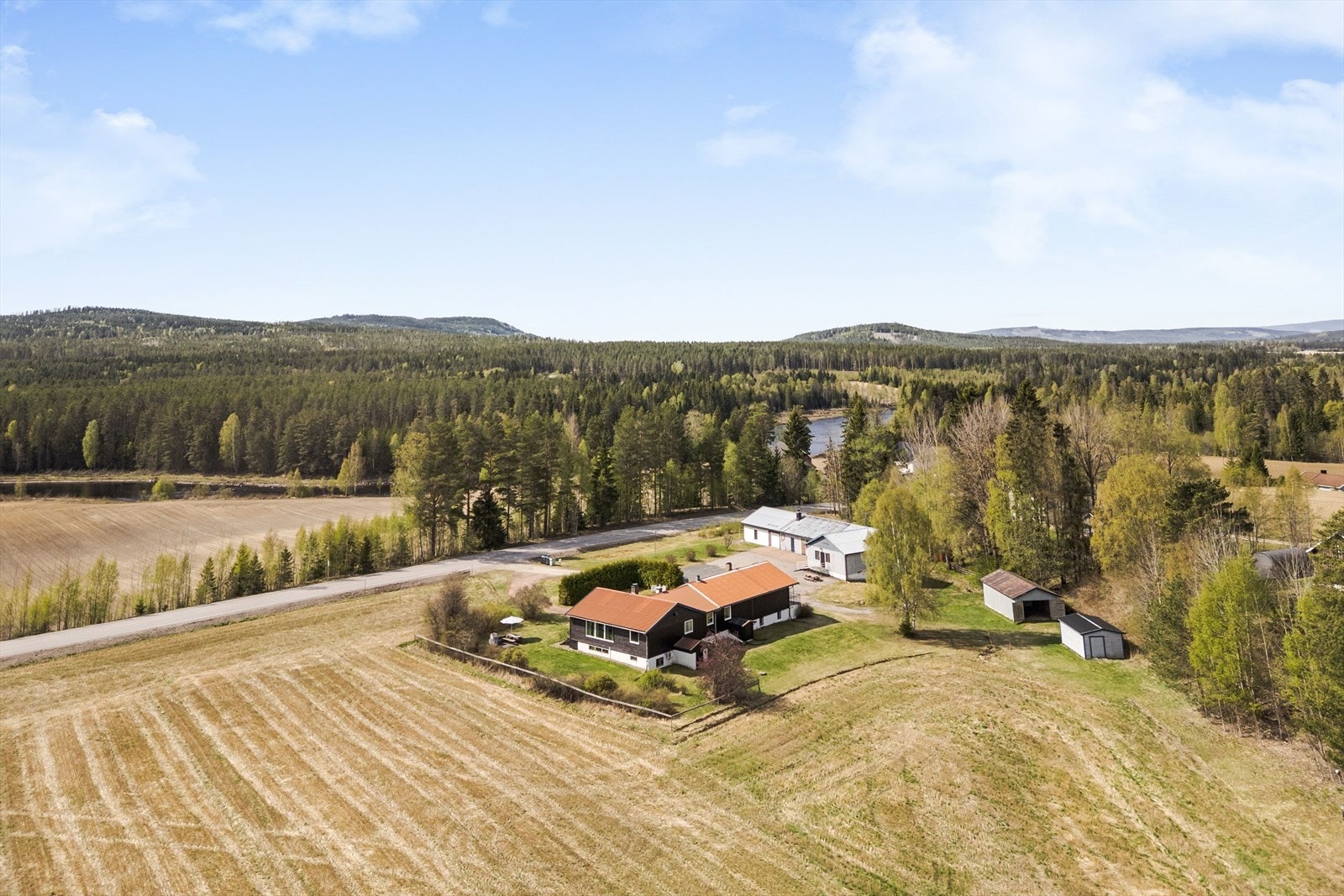 Velkommen til Kaptein Dreyers veg 1362 og dette småbruket på Skalbukilen. Foto: Husfoto v/ Bernat Tubau. Galleribilde