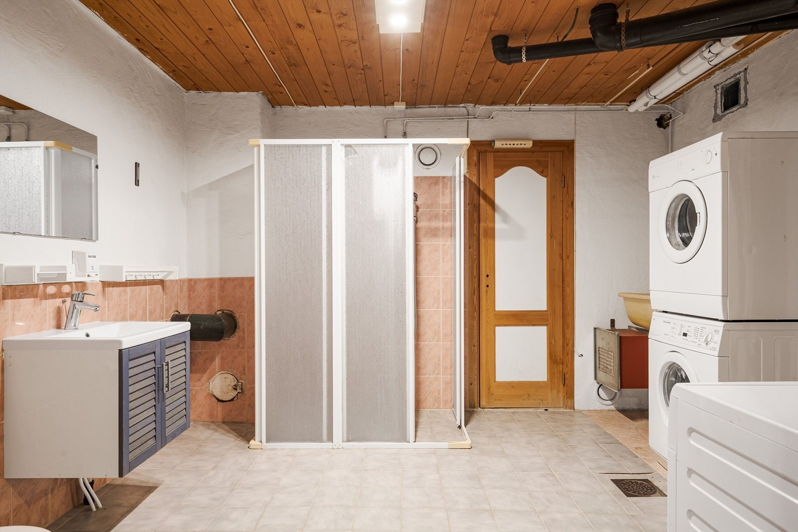 Elektrisk gulvvarme. Installasjoner med servant i innredning, gulvmontert WC, dusjshjørne med dusjvegger. Opplegg for vaskemaskin/kondenstørketrommel. Galleribilde
