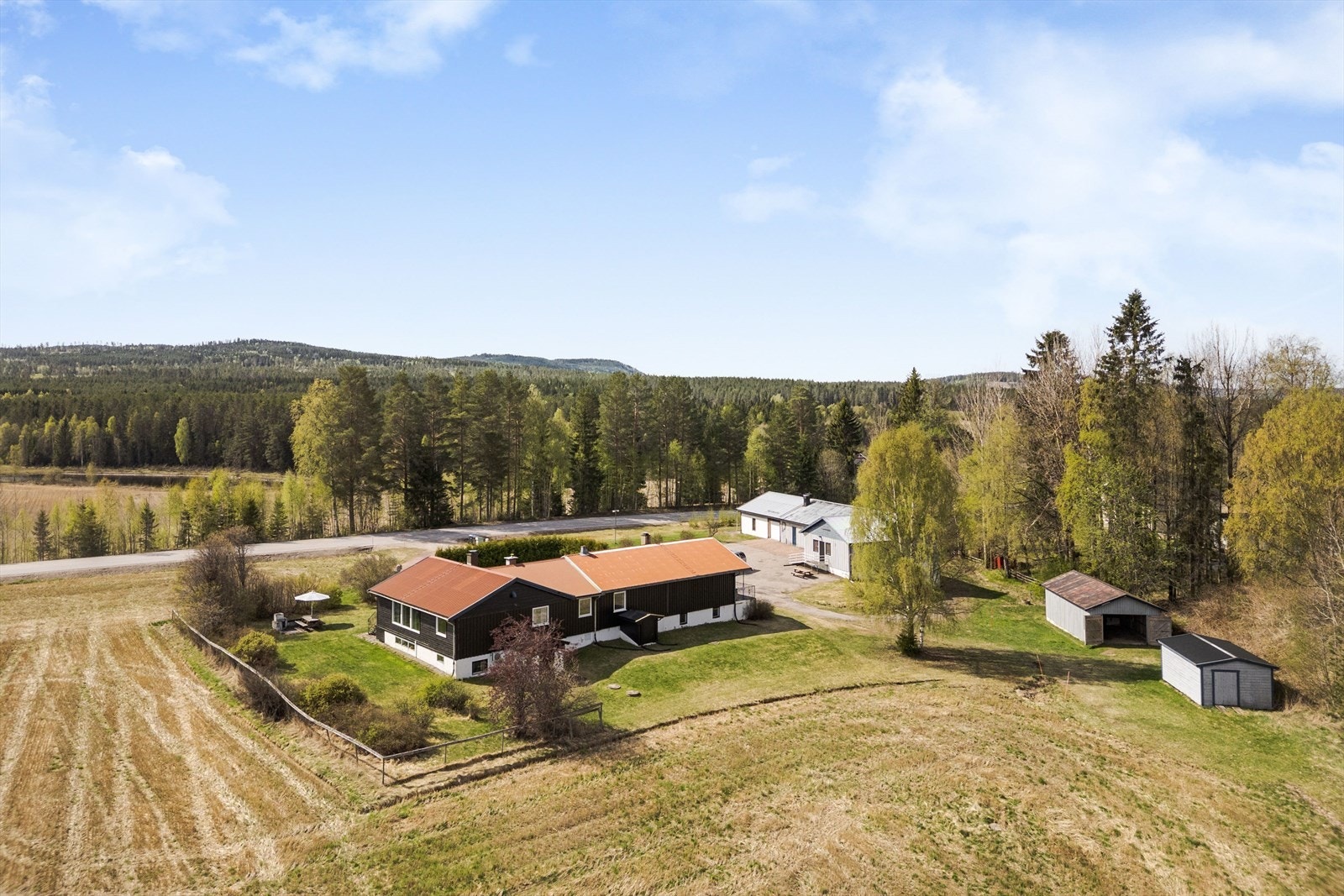 Totalt er tomta på ca. 32,9 daa hvorav dyrket jord utgjør ca. 23,7 daa, skog ca. 1,7 daa, annet markslag ca. 0,8 daa og bebygd tun ca. 5,9 daa. Galleribilde