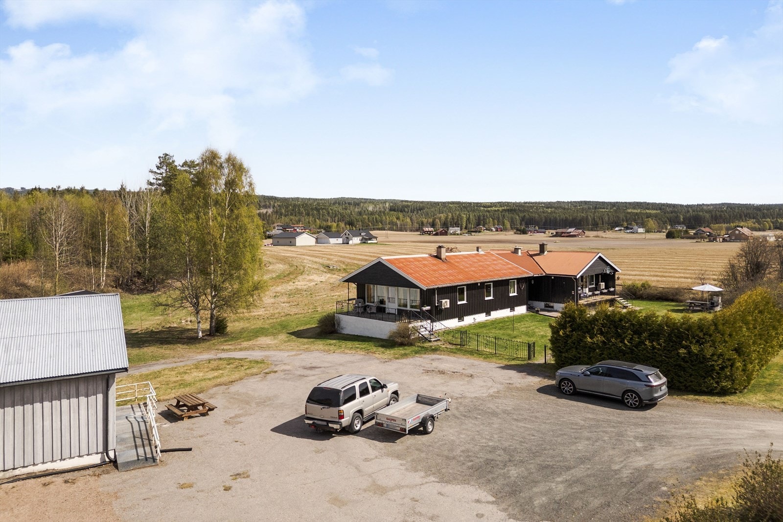 Eiendommen ligger landlig til på Skalbukilen ca. 13 minutters kjøretur til Flisa sentrum. Galleribilde