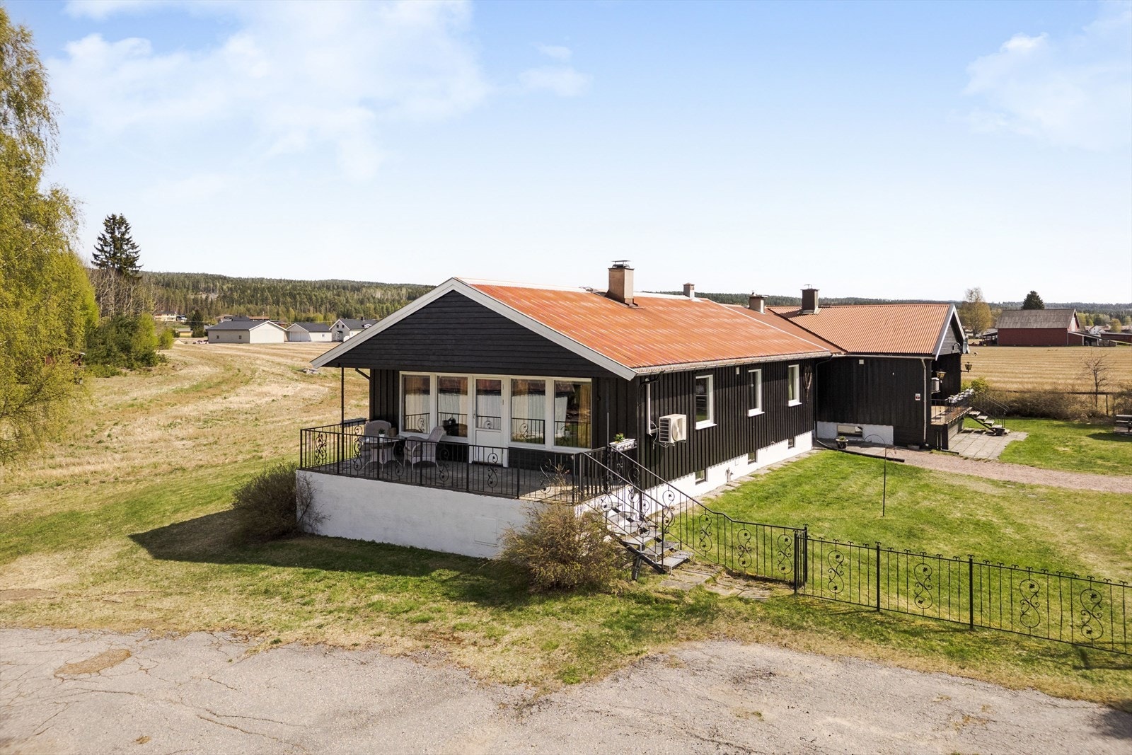 Huset er bygd i 1972 og tilbygd i 1982 mot øst. Galleribilde