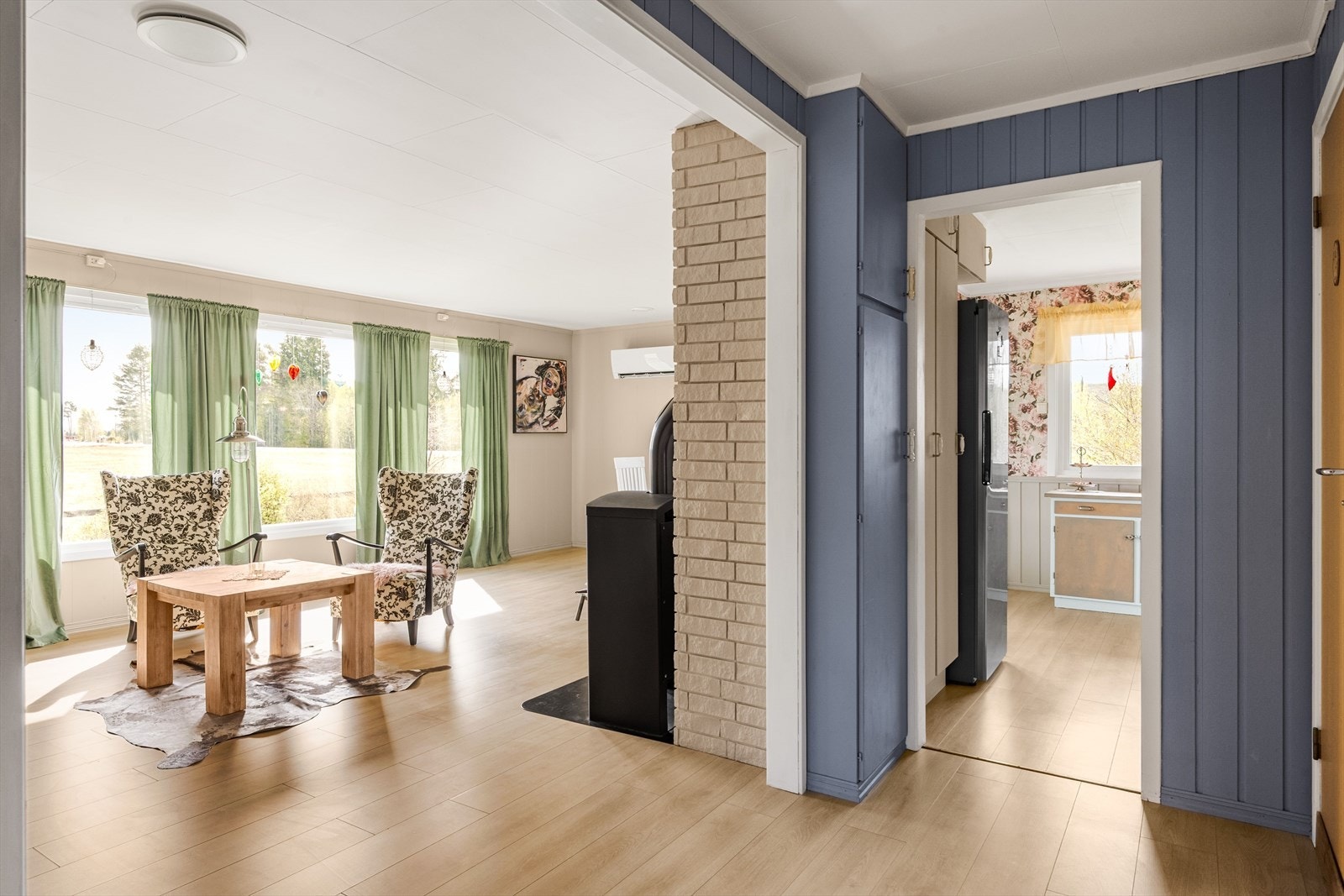 Stor og møbleringsvennlig stue med fint lysinnslipp. Galleribilde