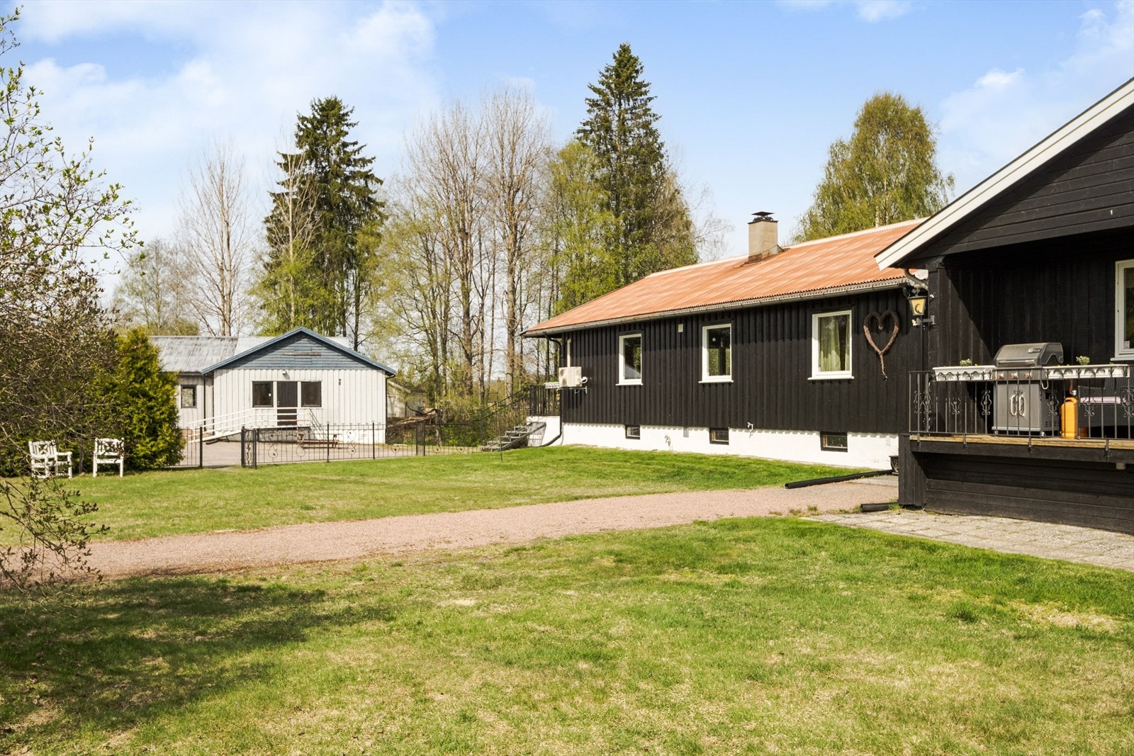 Gruset internvei frem til boligens inngangsparti. Galleribilde