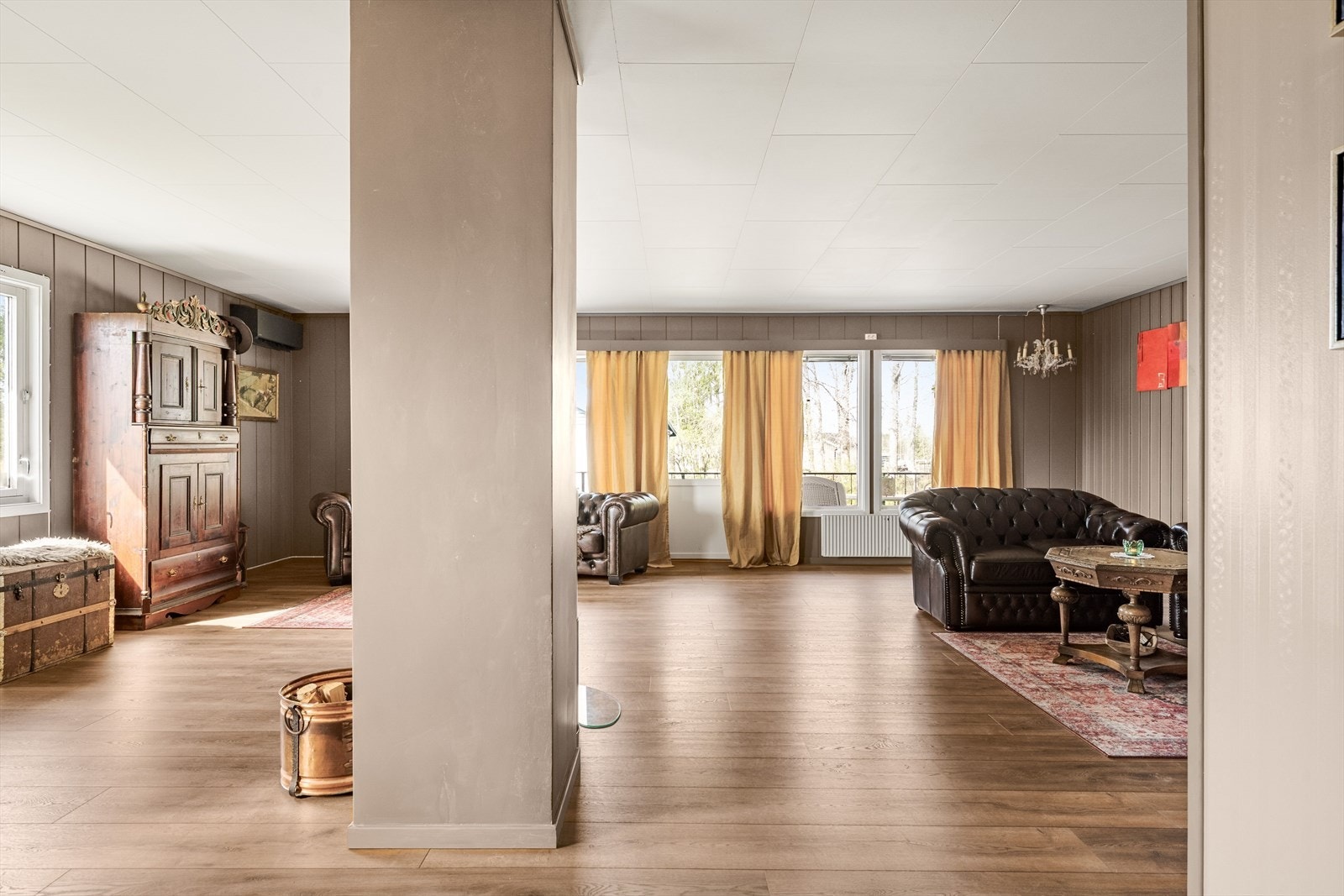 Romslig stue også i denne delen av boligen. Galleribilde