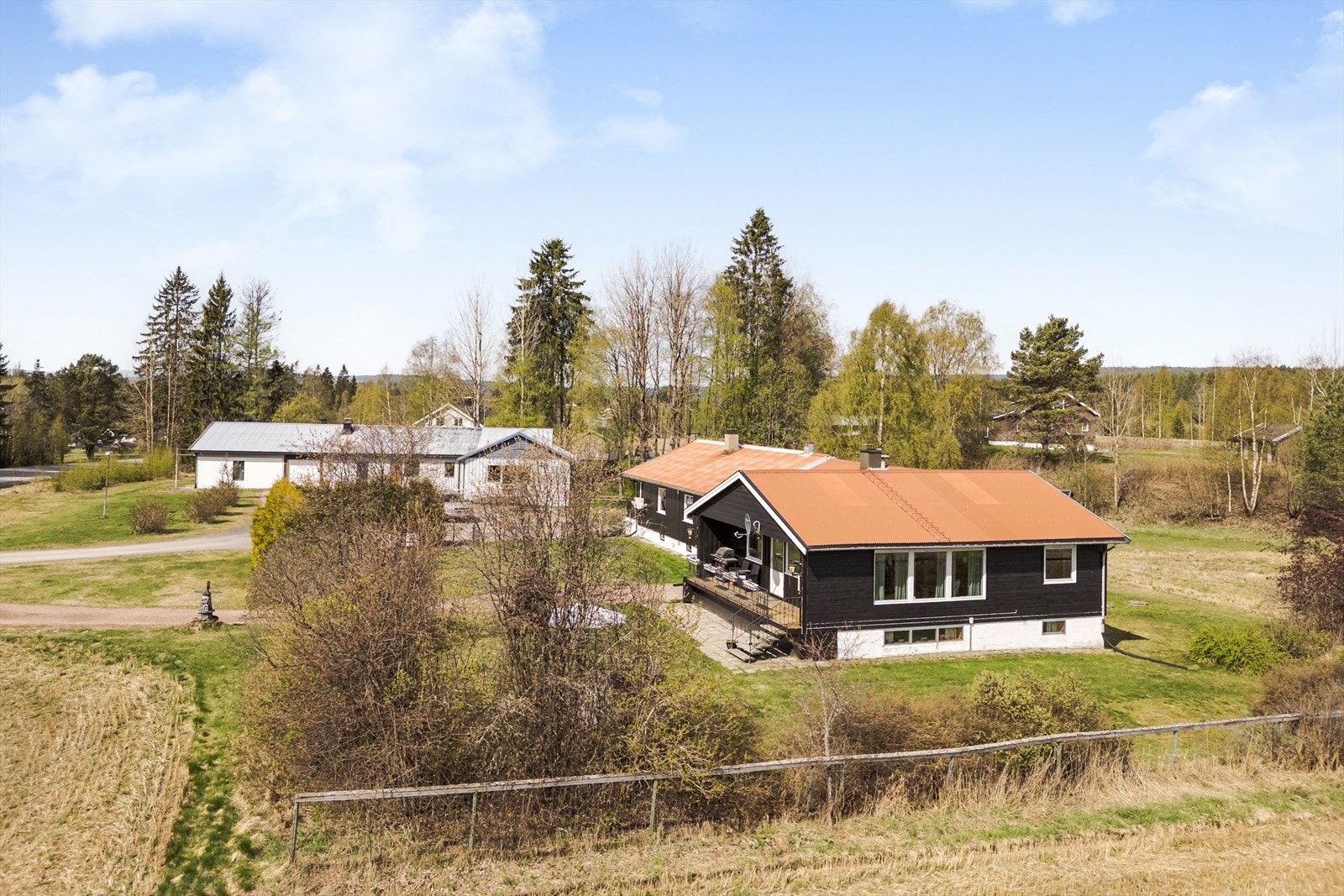 Tunet er bebygd med våningshus, verksted med flere isolerte rom (næringsdel), garasjer og uthus. Galleribilde