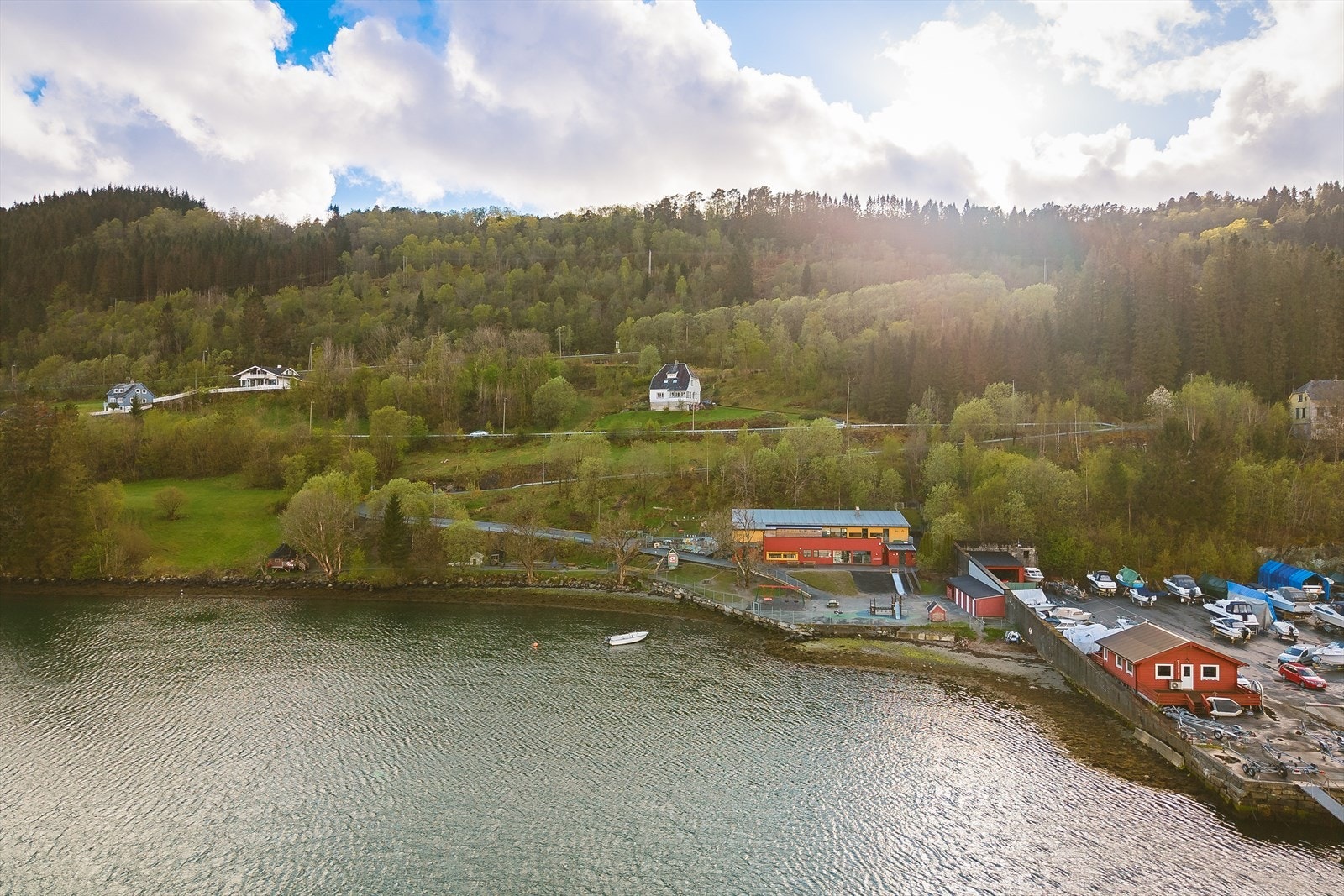 Eiendommen er nærmeste nabo til populære Festtangen barnehage og Arnavågen Galleribilde