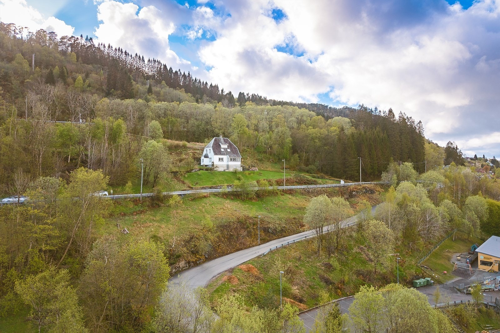 Tomtene ligger i Ytre Arna i rolige omgivelser med nærhet til sjø og natur. Galleribilde