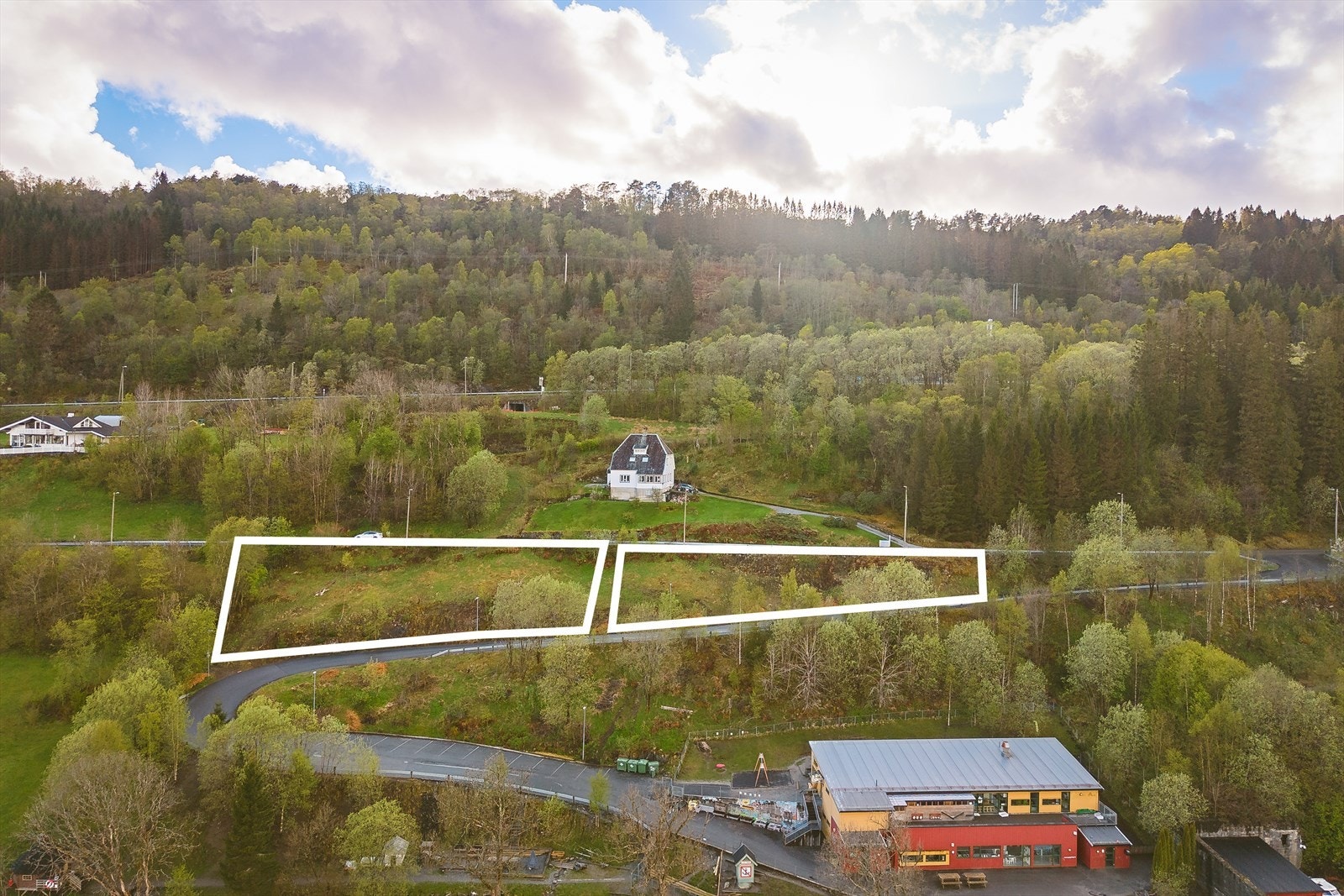 De to tomtene utgjør til sammen 2 109,9 m². Vei, strøm, vann og avløp ligger rett ved tomtegrensen. Galleribilde