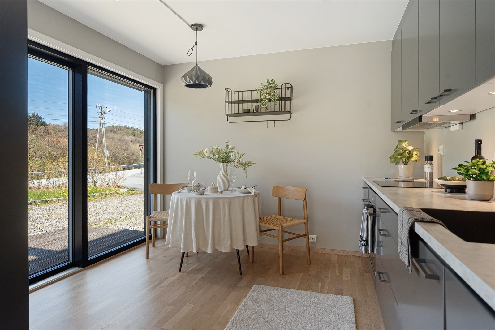 Skyvedør ut til vestvendt terrasse med gode solforhold Galleribilde
