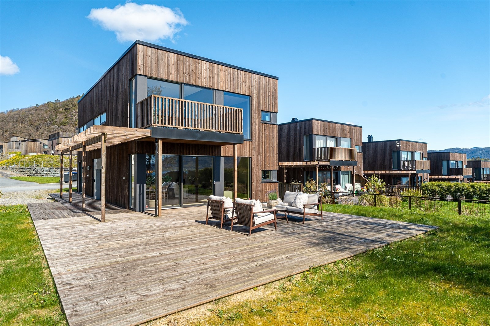 Sørvestvendt terrasse på ca. 69 m2 med god pass til flere soner Galleribilde
