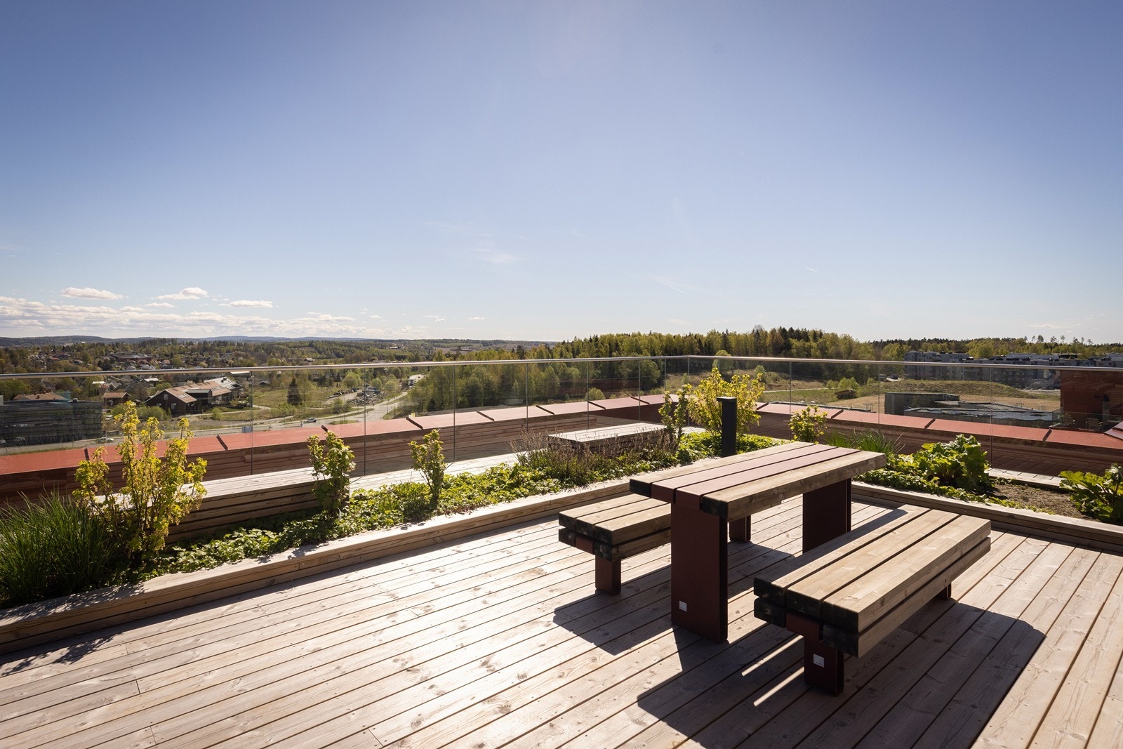 Takterrassen er utstyrt med sitteplasser og beplantning. Galleribilde