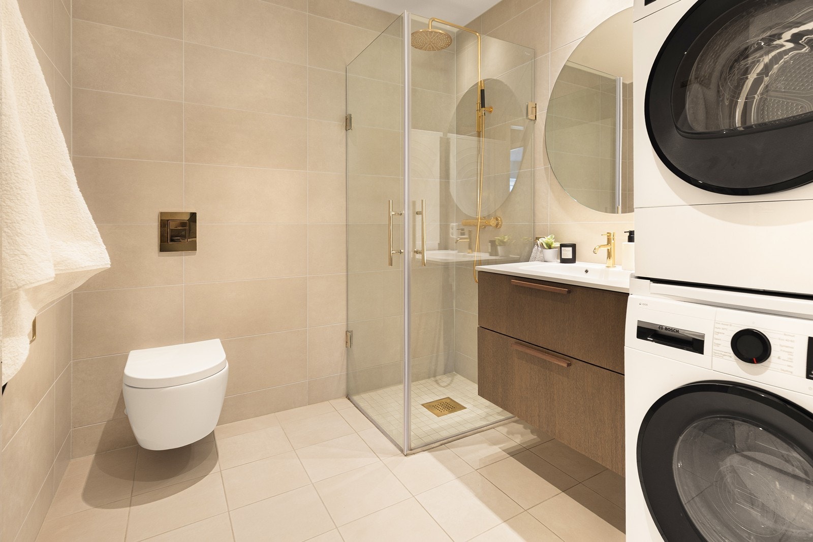 Moderne bad fra 2024 med stilrent design, gulvvarme og downlights. Galleribilde