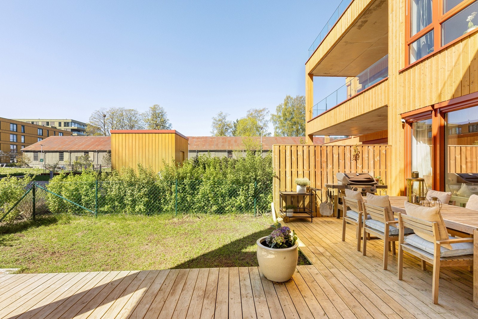 Uteplassen har gode solforhold med flott ettermiddags- og kveldssol. Galleribilde