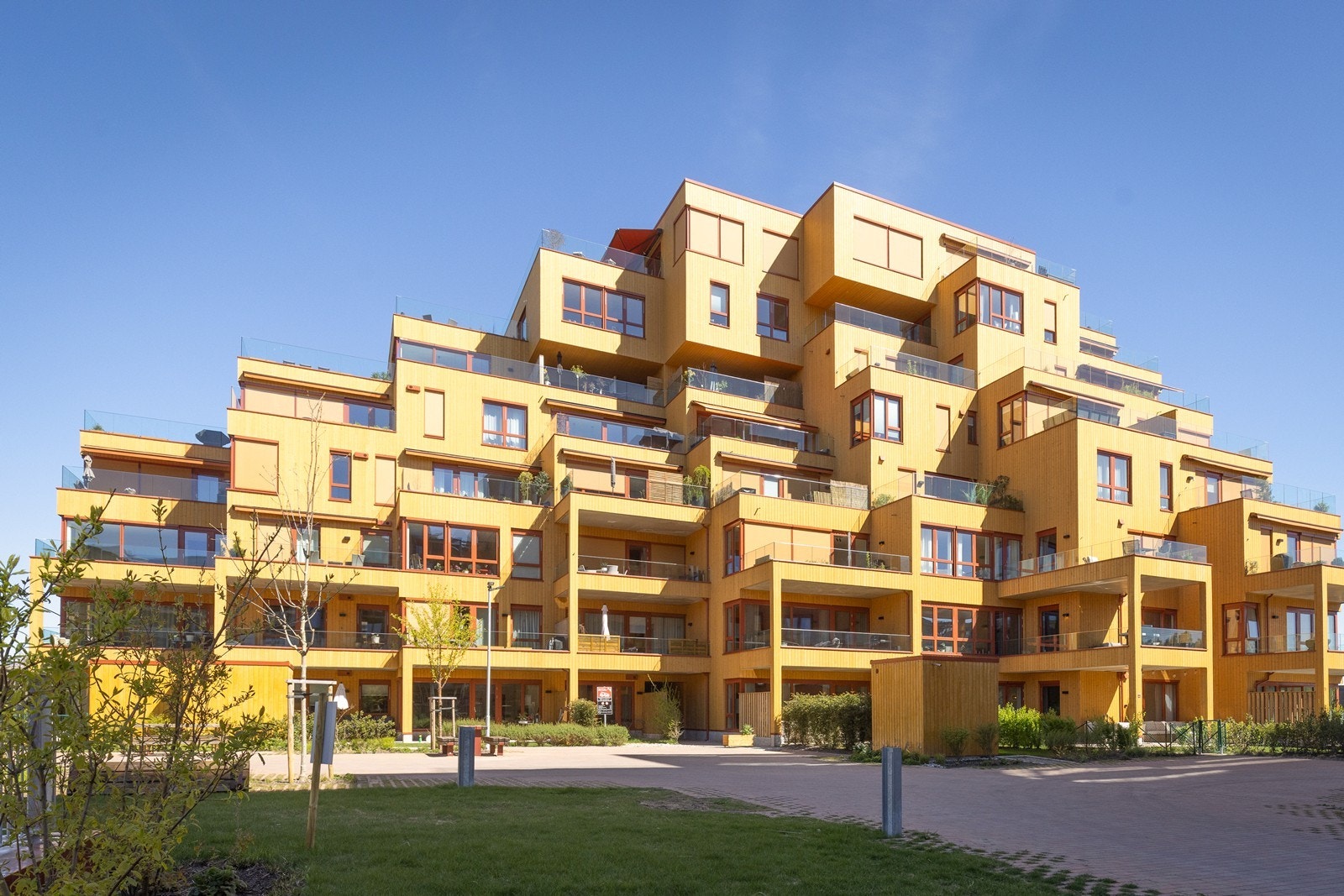 Byggets terrasserte form gir mange av leilighetene store, private uteplasser. Galleribilde
