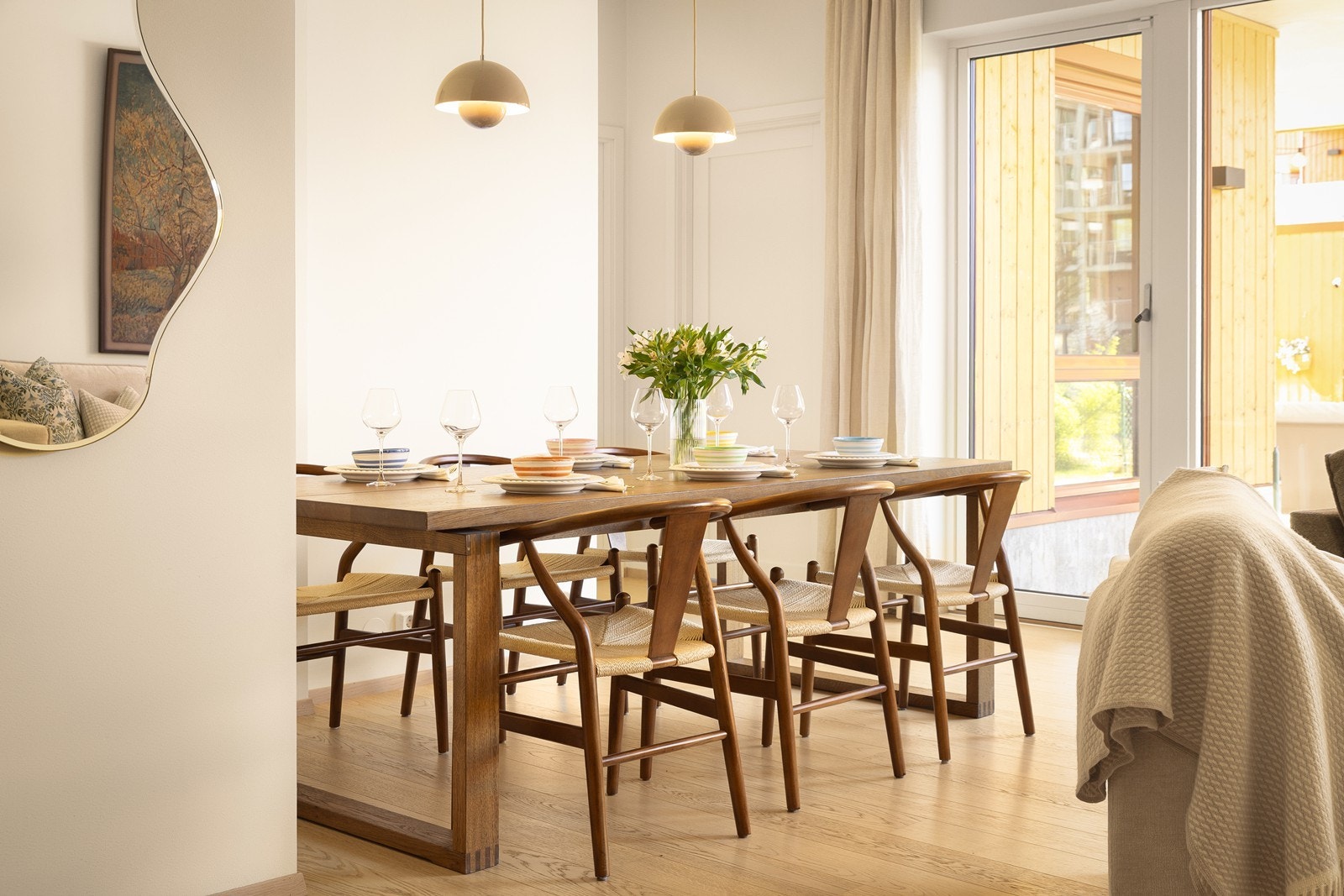 Store vindusflater gir rikelig med dagslys. Galleribilde