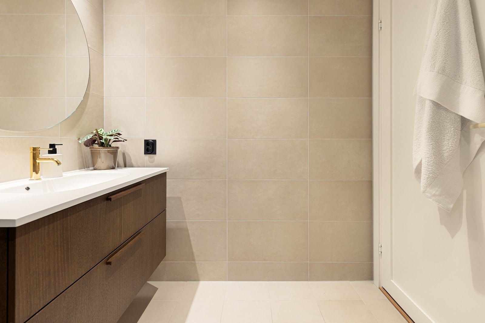 Badet er helfliset med delikate overflater. Galleribilde