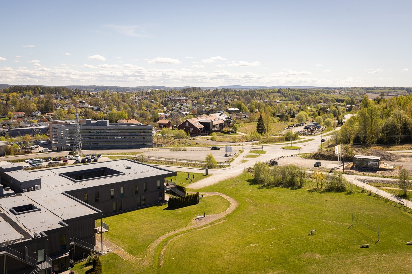 Nærområdet byr på et omfattende nettverk av merkede turløyper for rekreasjon og trening året rundt. Galleribilde