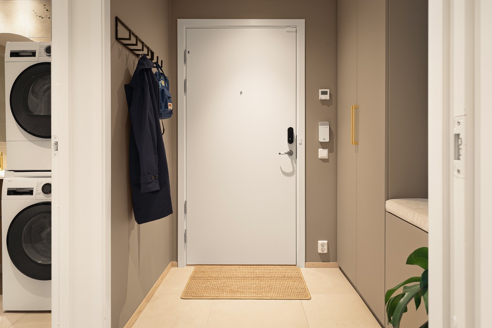 Velkommen inn i en lys og innbydende entré som gir et flott førsteinntrykk av denne moderne boligen. Galleribilde