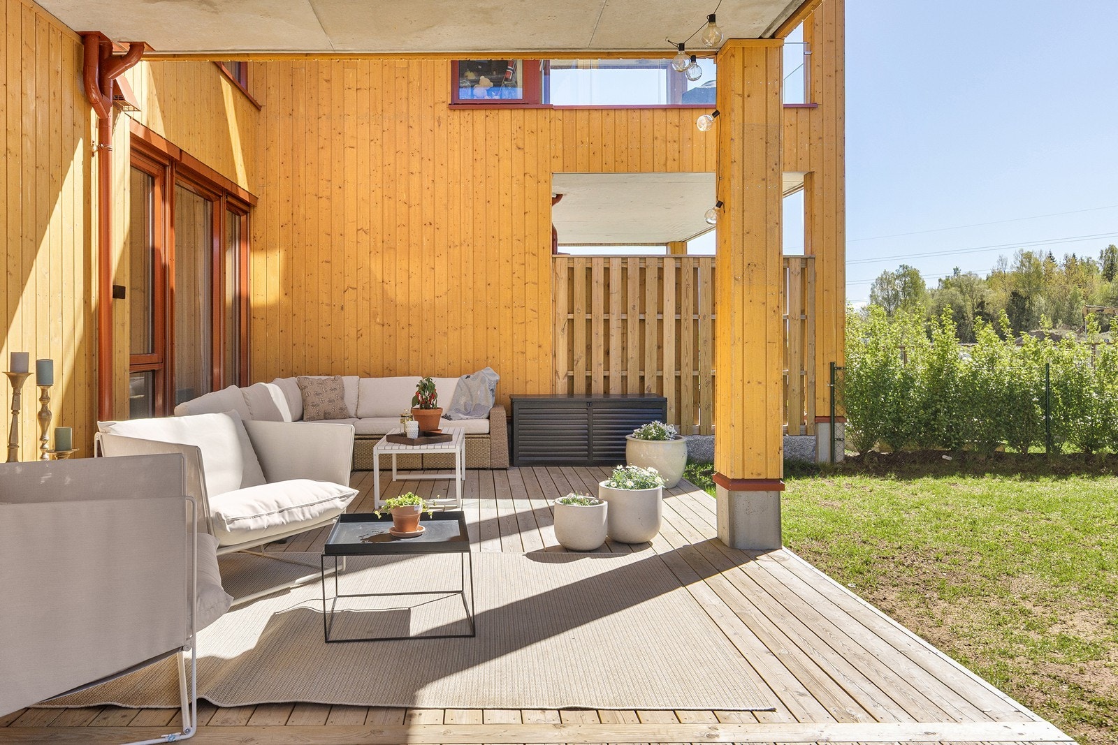 Den sydvestvendte terrassen på 55 m² er en betydelig utvidelse av eiendommens areal i sommerhalvåret. Galleribilde