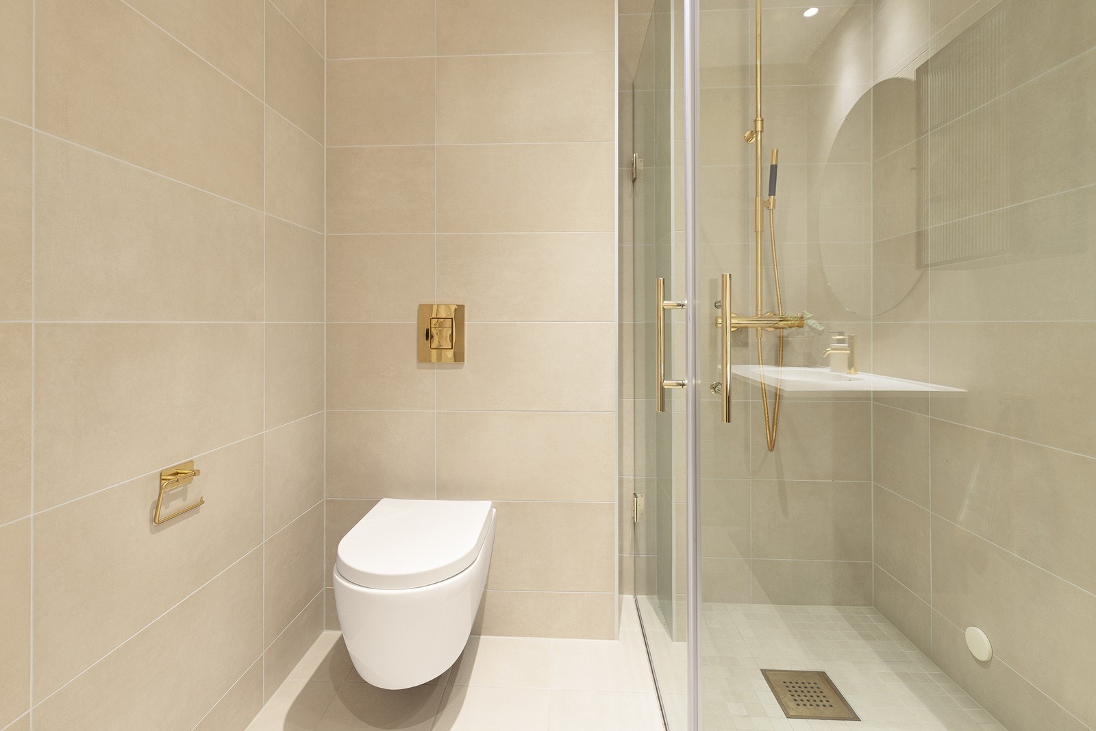 Badet er flislagt med tidsriktige fliser på veggene og på gulvet, supplert med lekre mosaikkfliser i dusjsonen. Galleribilde