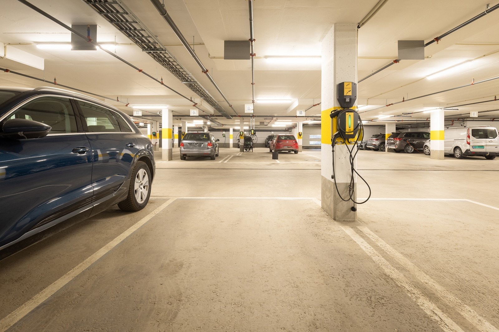 Det medfølger en fast parkeringsplass med elbillader i felles garasjekjeller. Galleribilde