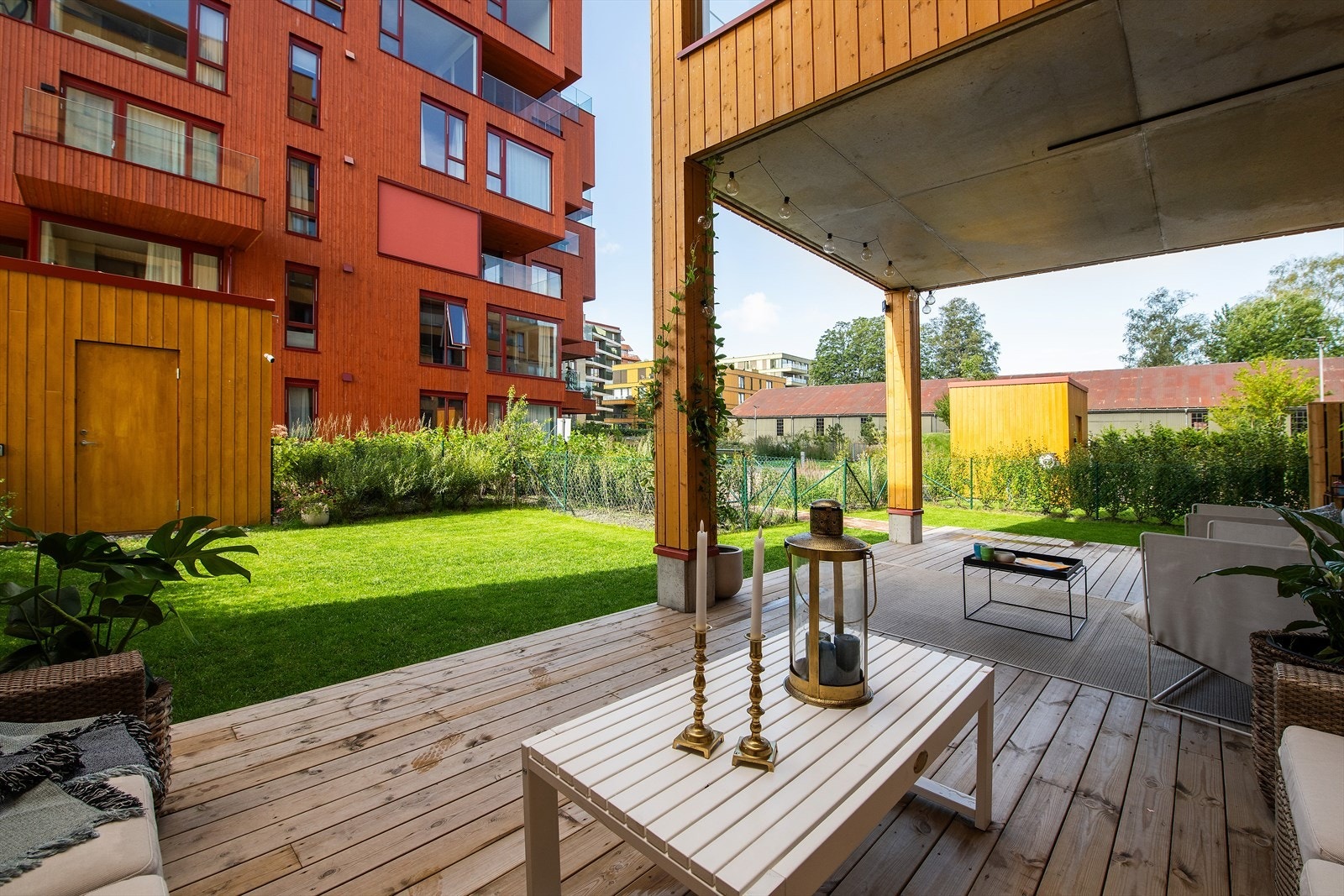 Uteområdet består av terrasse på 55 kvm, plen, utvendig bod og det er egen inngang til hagen fra gangveien. Galleribilde
