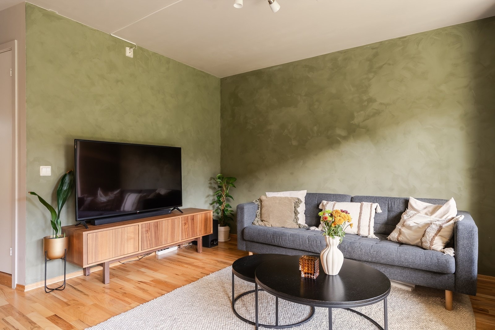 Borettslaget har en kollektiv avtale med Telia på TV og Internett, som er inkludert i felleskostnadene. Galleribilde